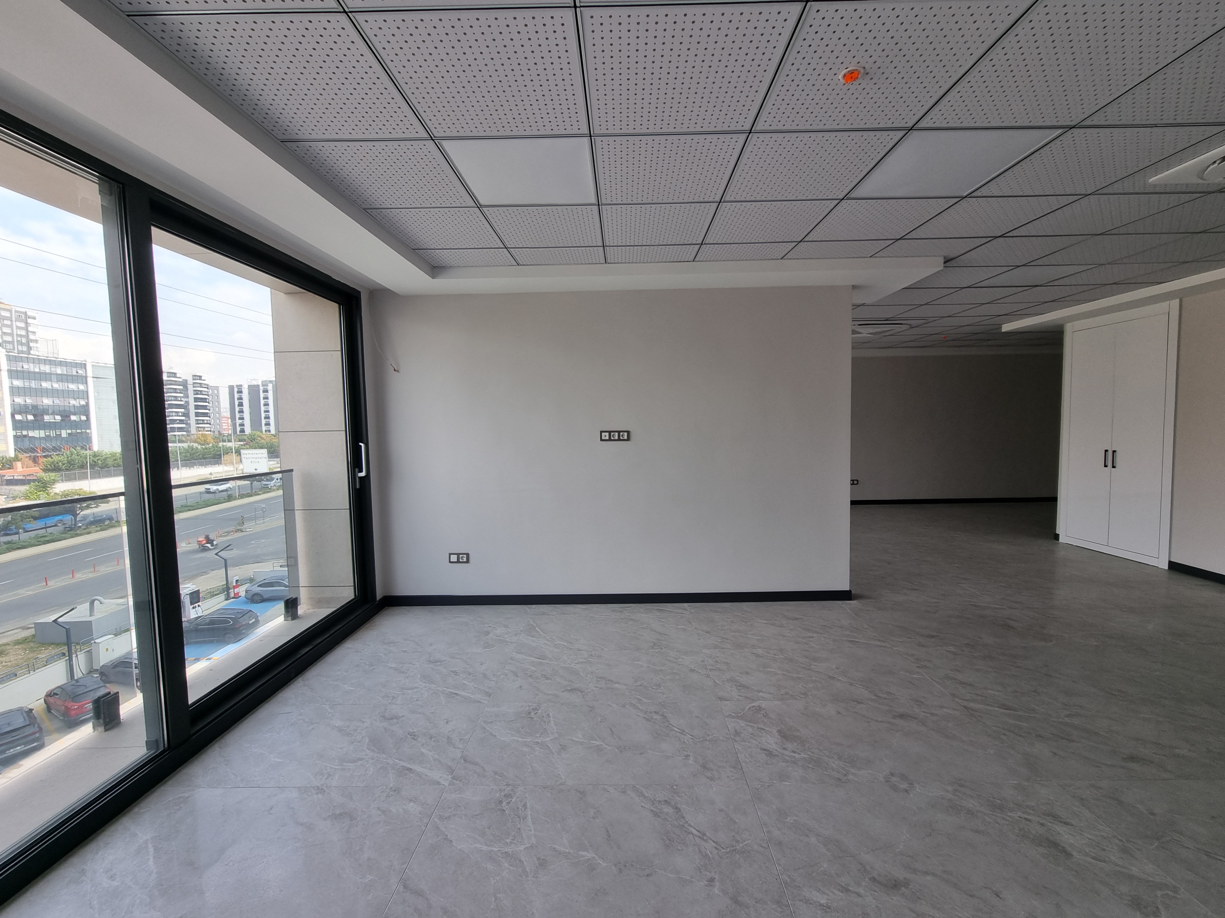 FARAS OFISTE ON CEPHE OZEL TASARIM YAPILI KIRALIK 100 m2 OFIS