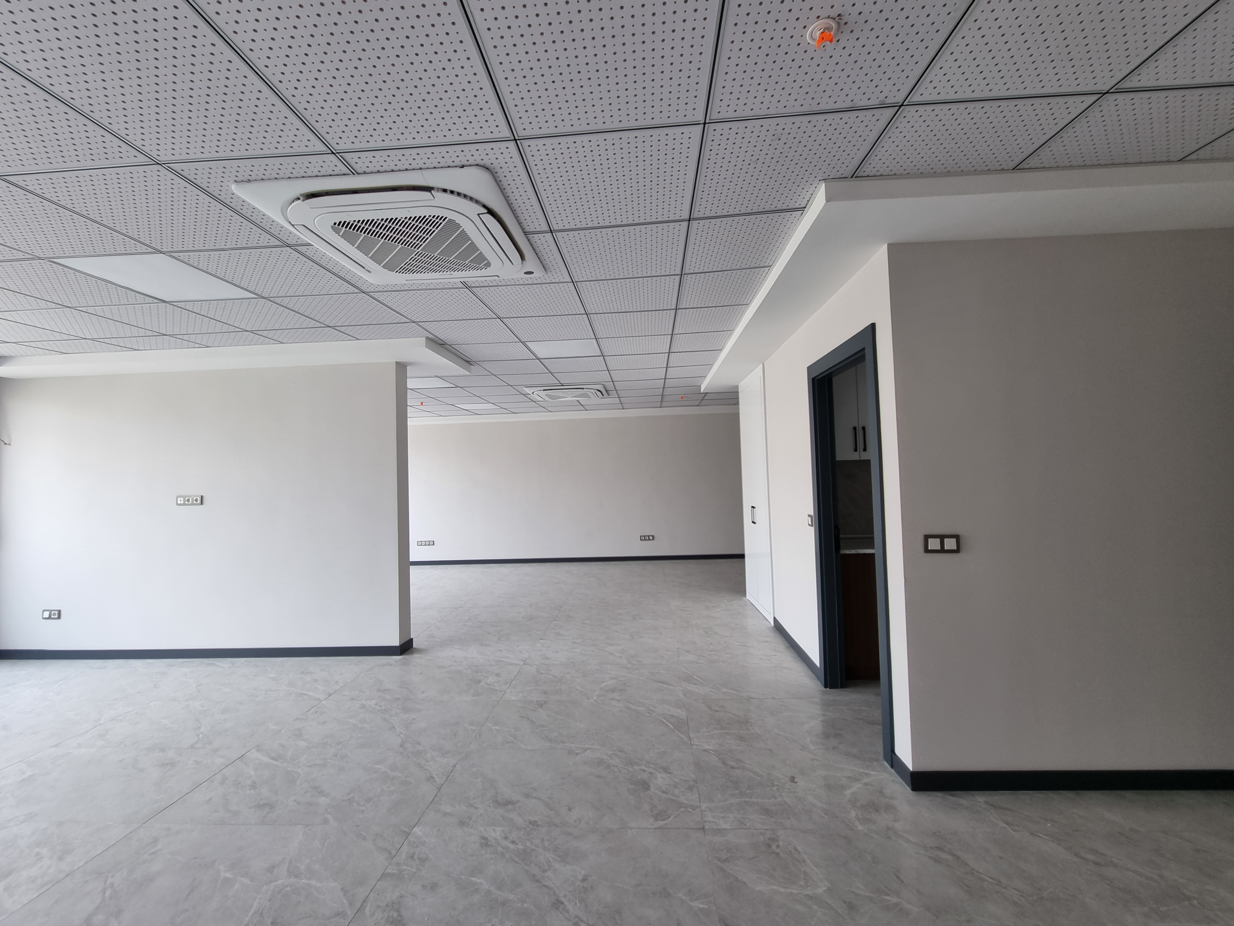 FARAS OFISTE ON CEPHE OZEL TASARIM YAPILI KIRALIK 100 m2 OFIS