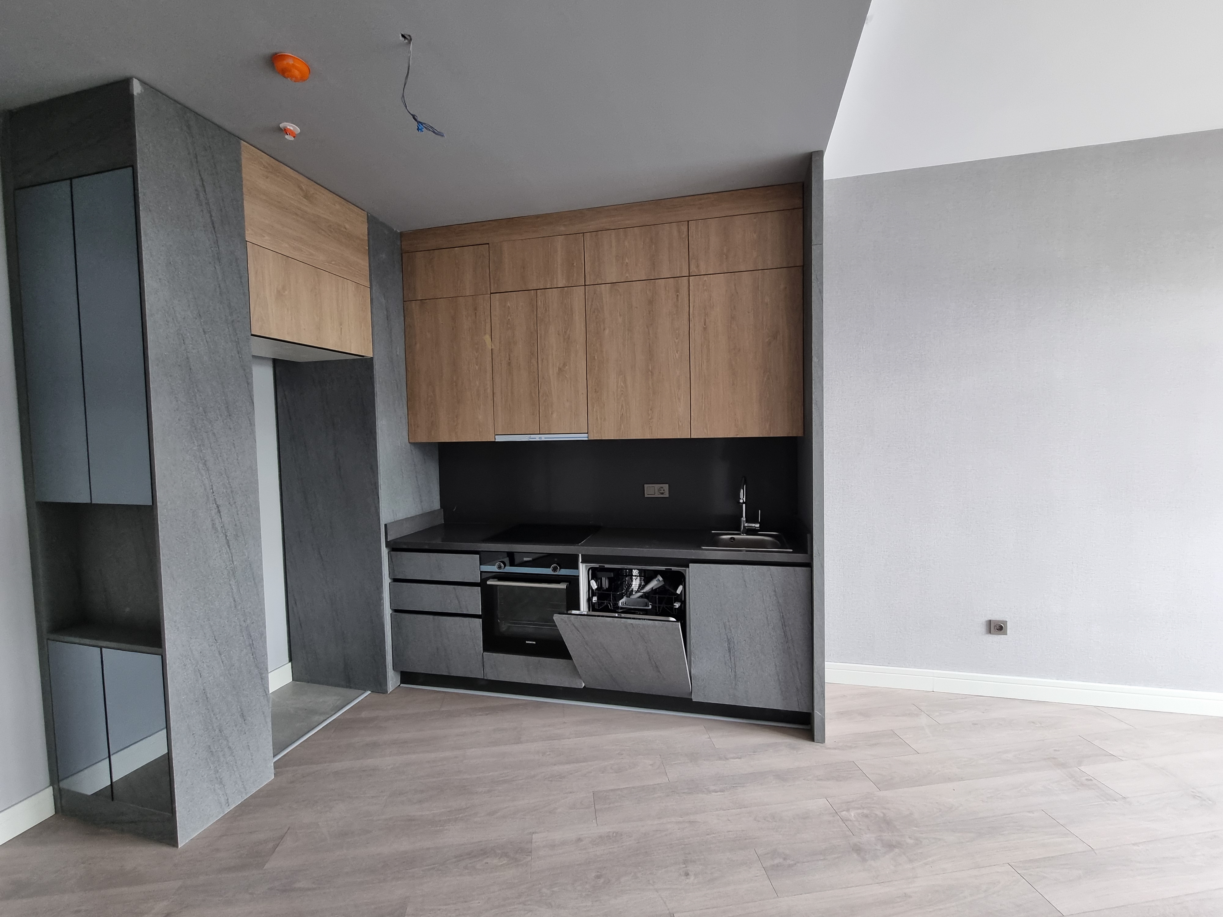 MARS ANKARA'DAN VELUX ANKARA'DA KIRALIK GENIS TIP 1+1 OFIS