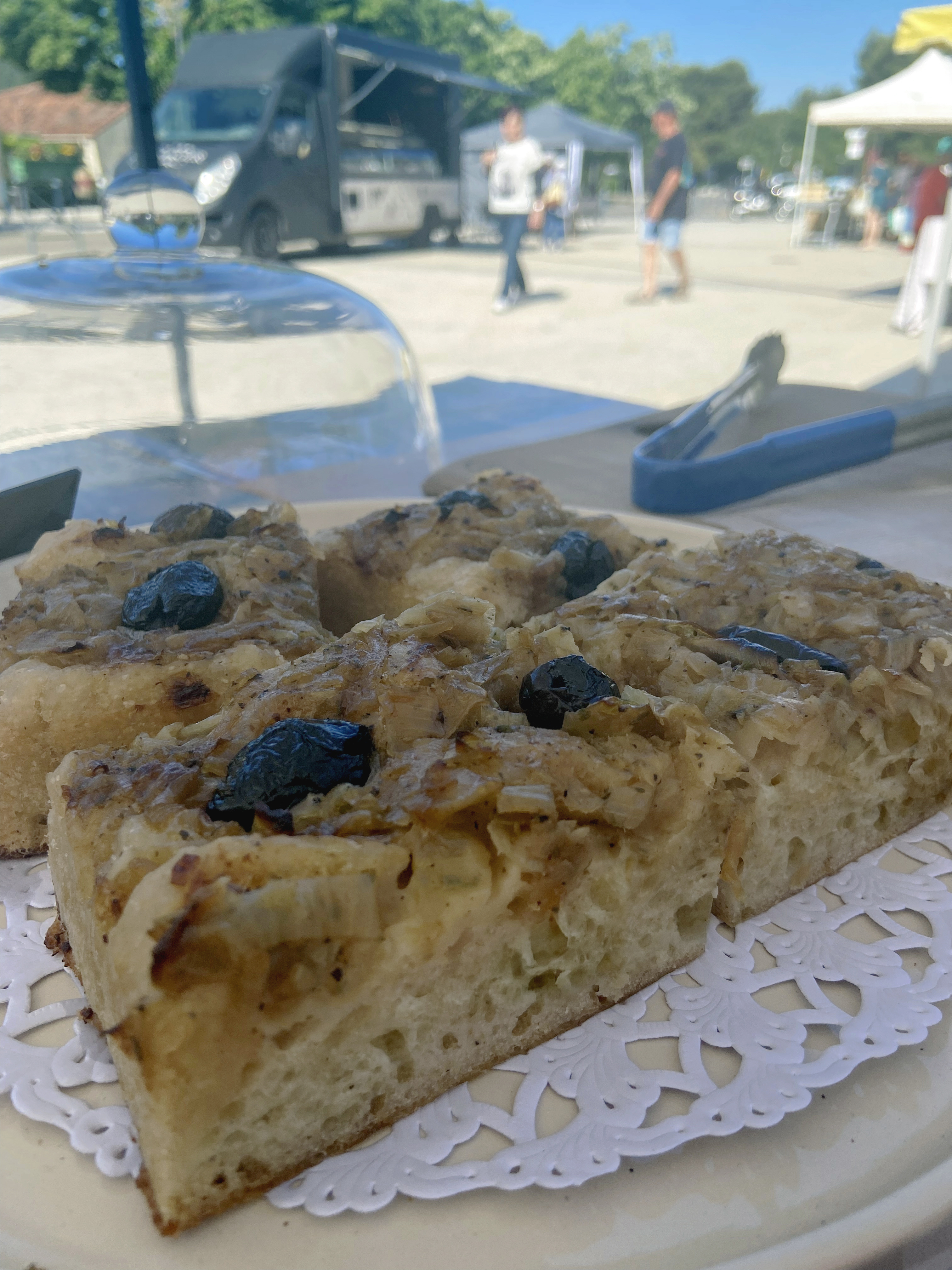 Focaccia oignons - olives