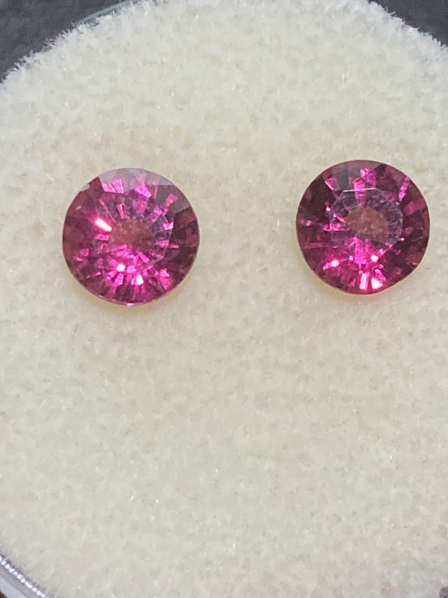 Iolite  RED (Strong flash) (Pair)