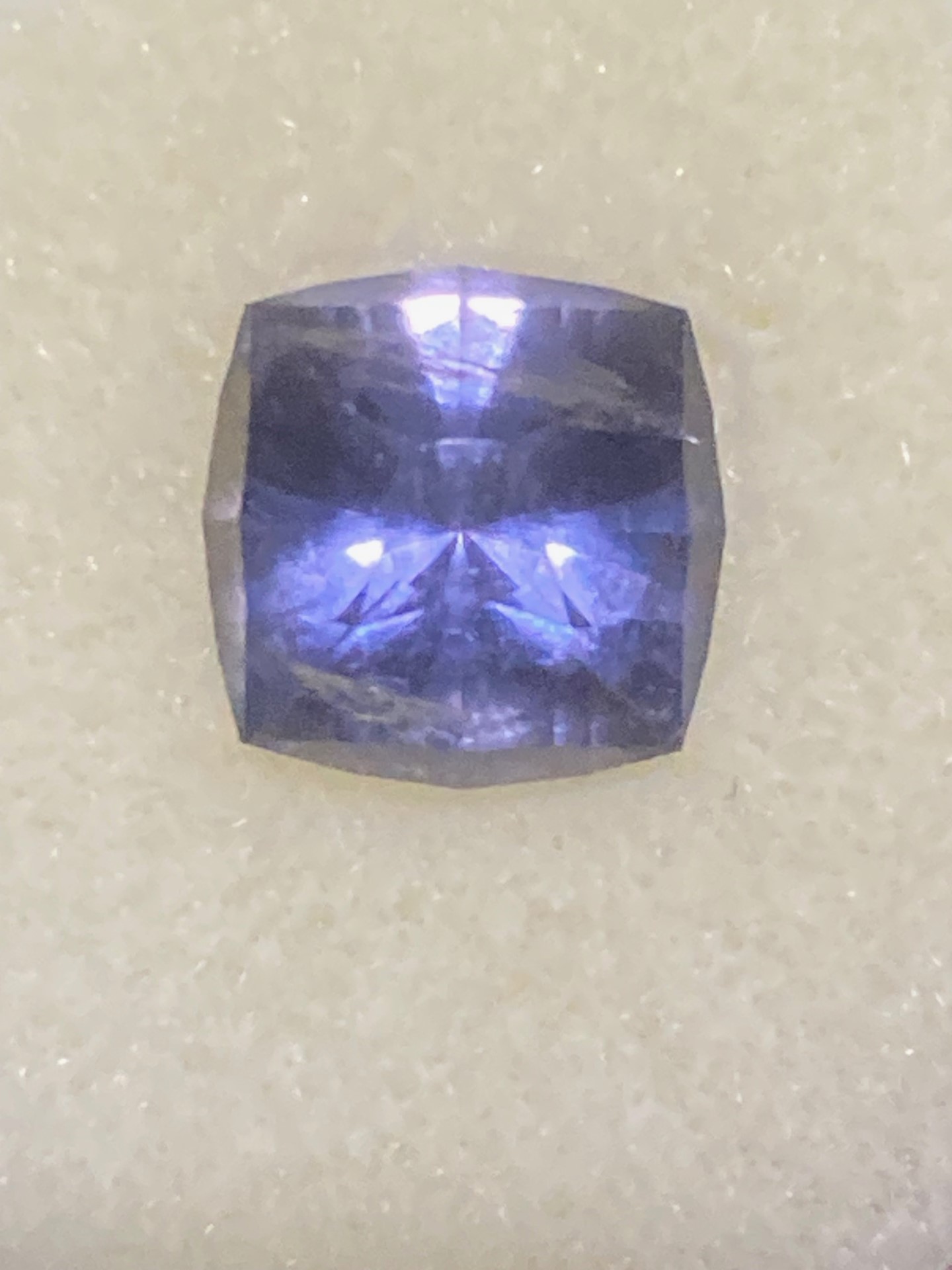 Iolite  Violet Blue (Strong flash)