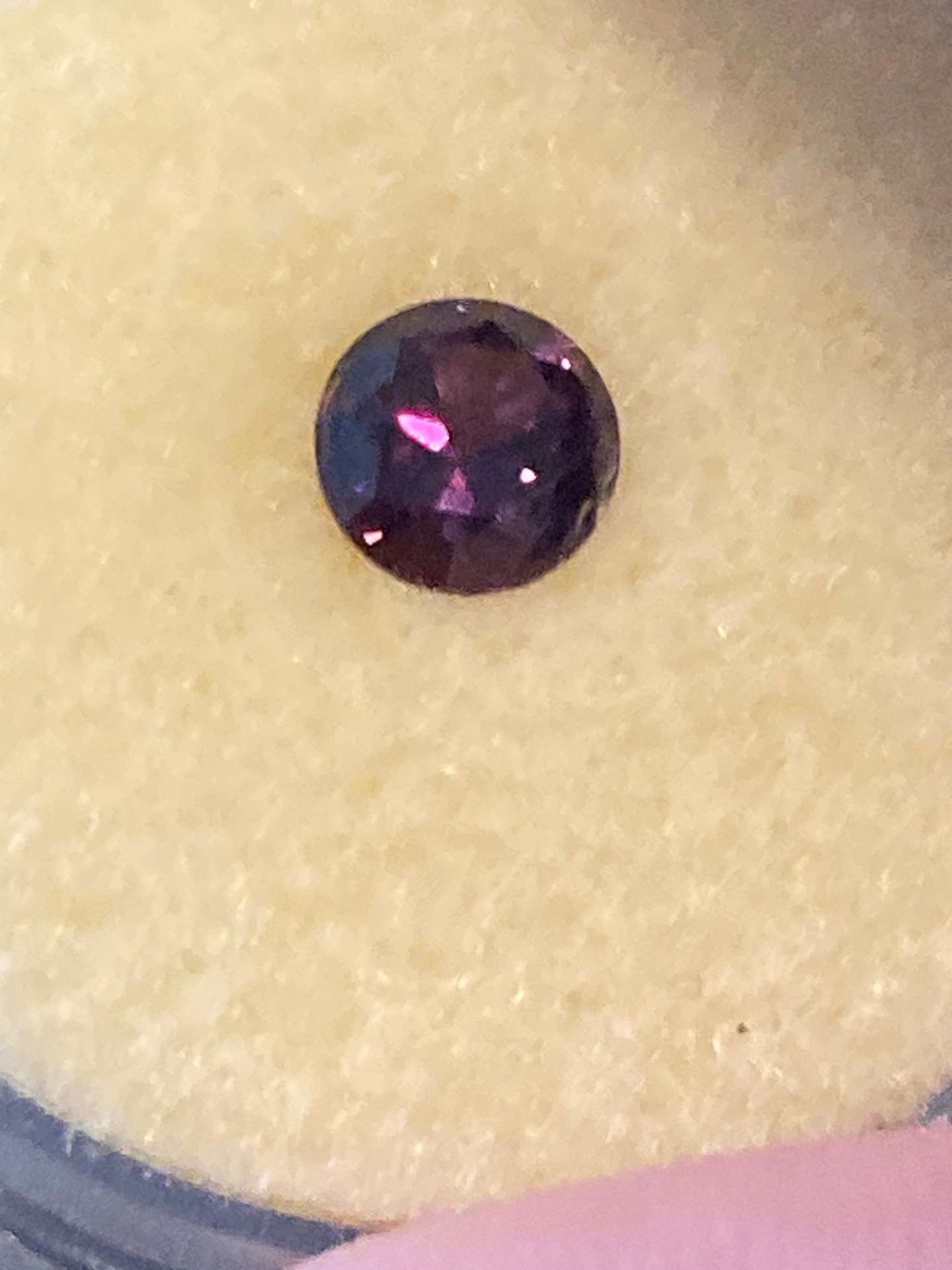 Sapphire - Red to red violet - Natural