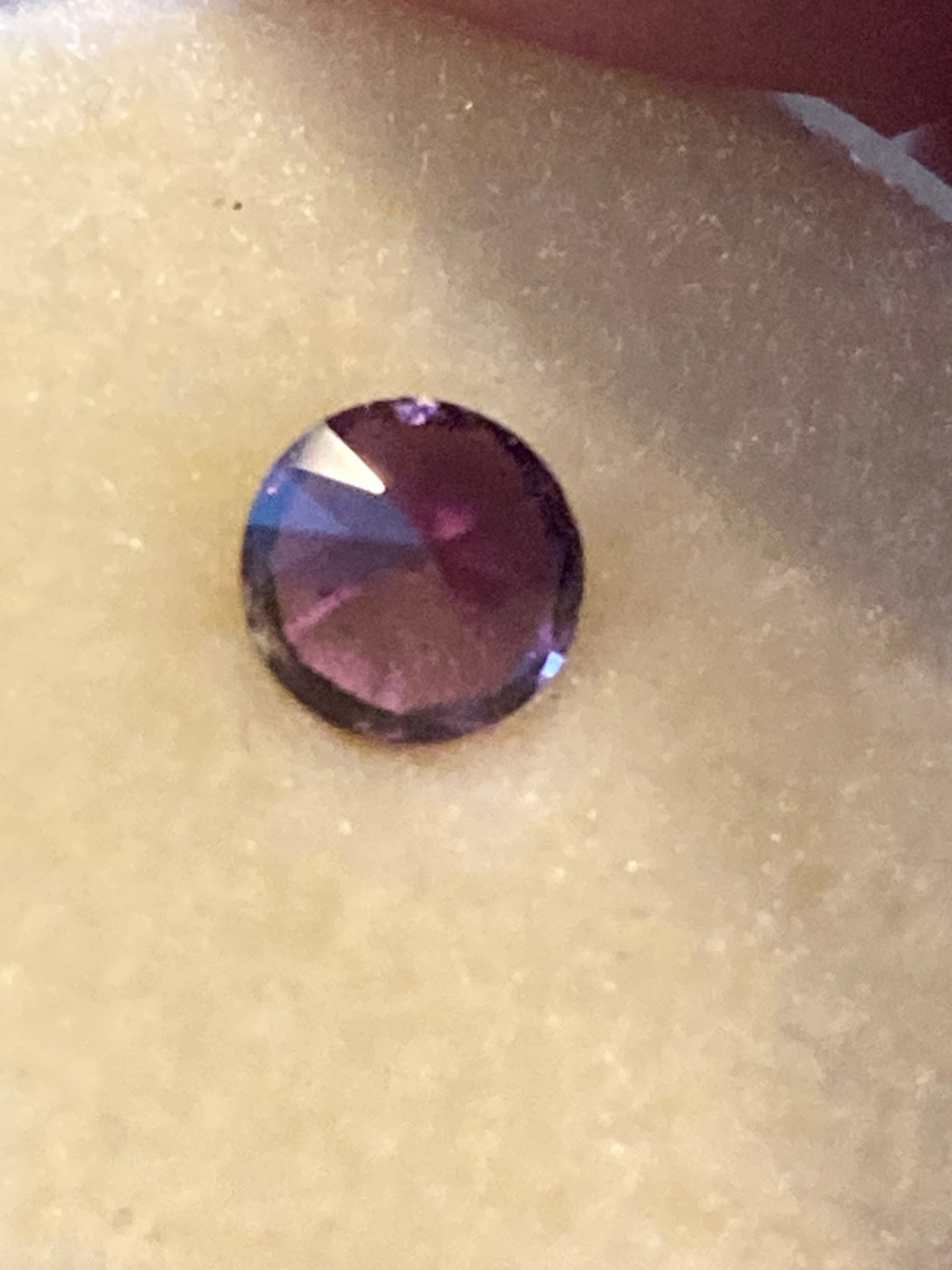 Sapphire - Red to red violet - Natural