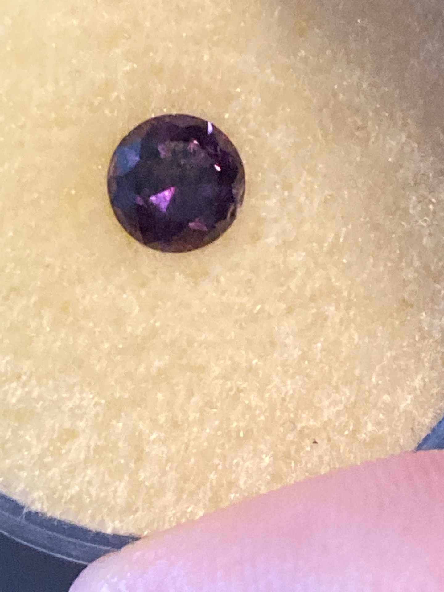 Sapphire - Red to red violet - Natural