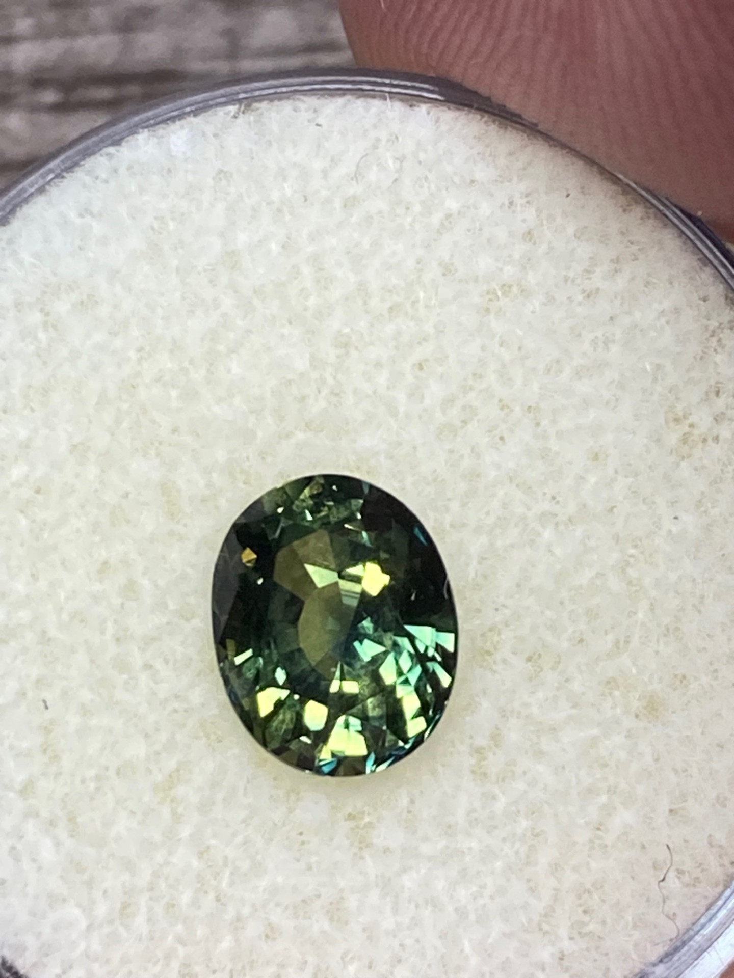 Sapphire Natural  Grass Green Vivid with yellow and green flash