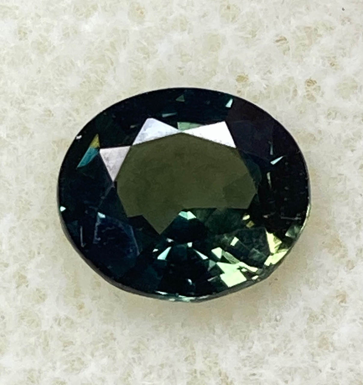 Sapphire Natural  Grass Green Vivid with yellow and green flash