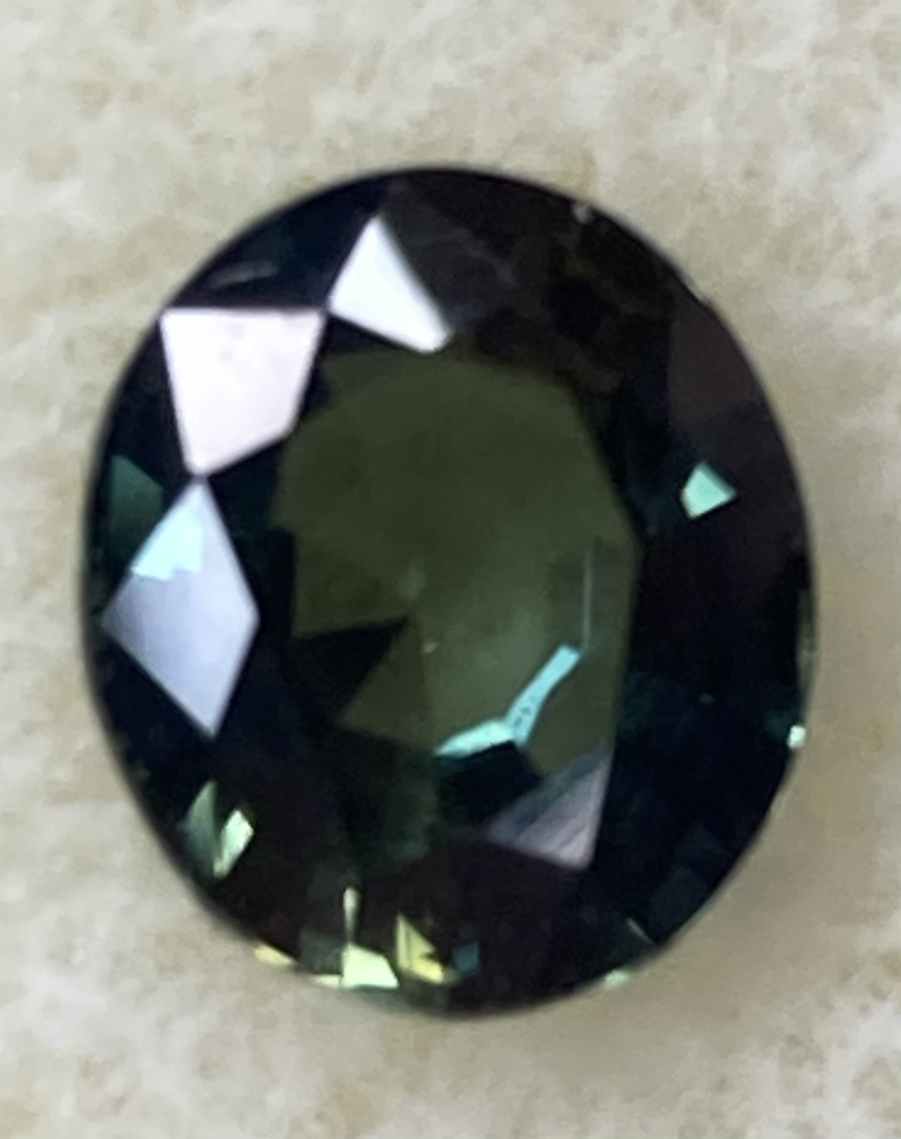 Sapphire Natural  Grass Green Vivid with yellow and green flash