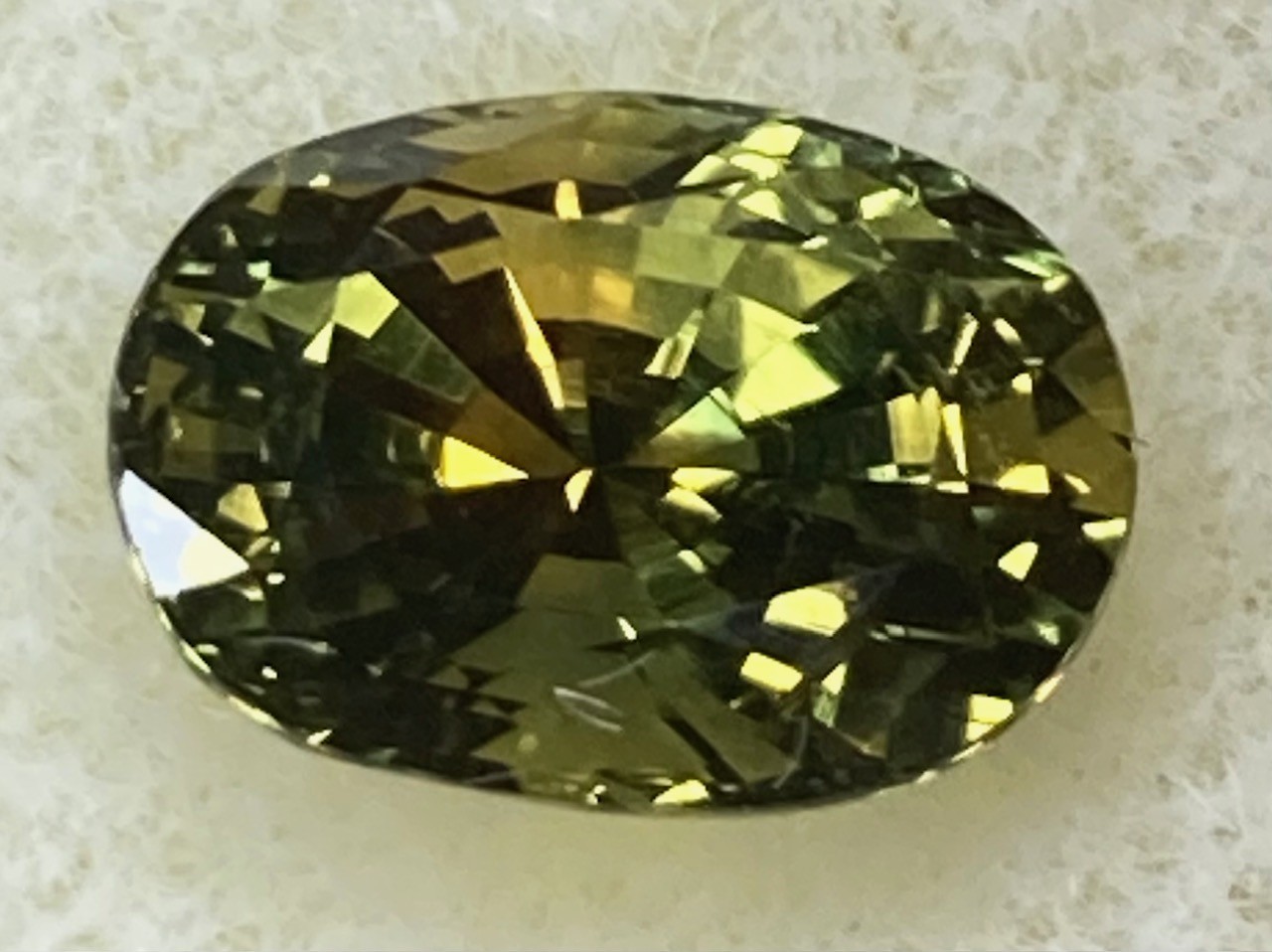 Sapphire - Natural Green with golden flash - very rare sapphire