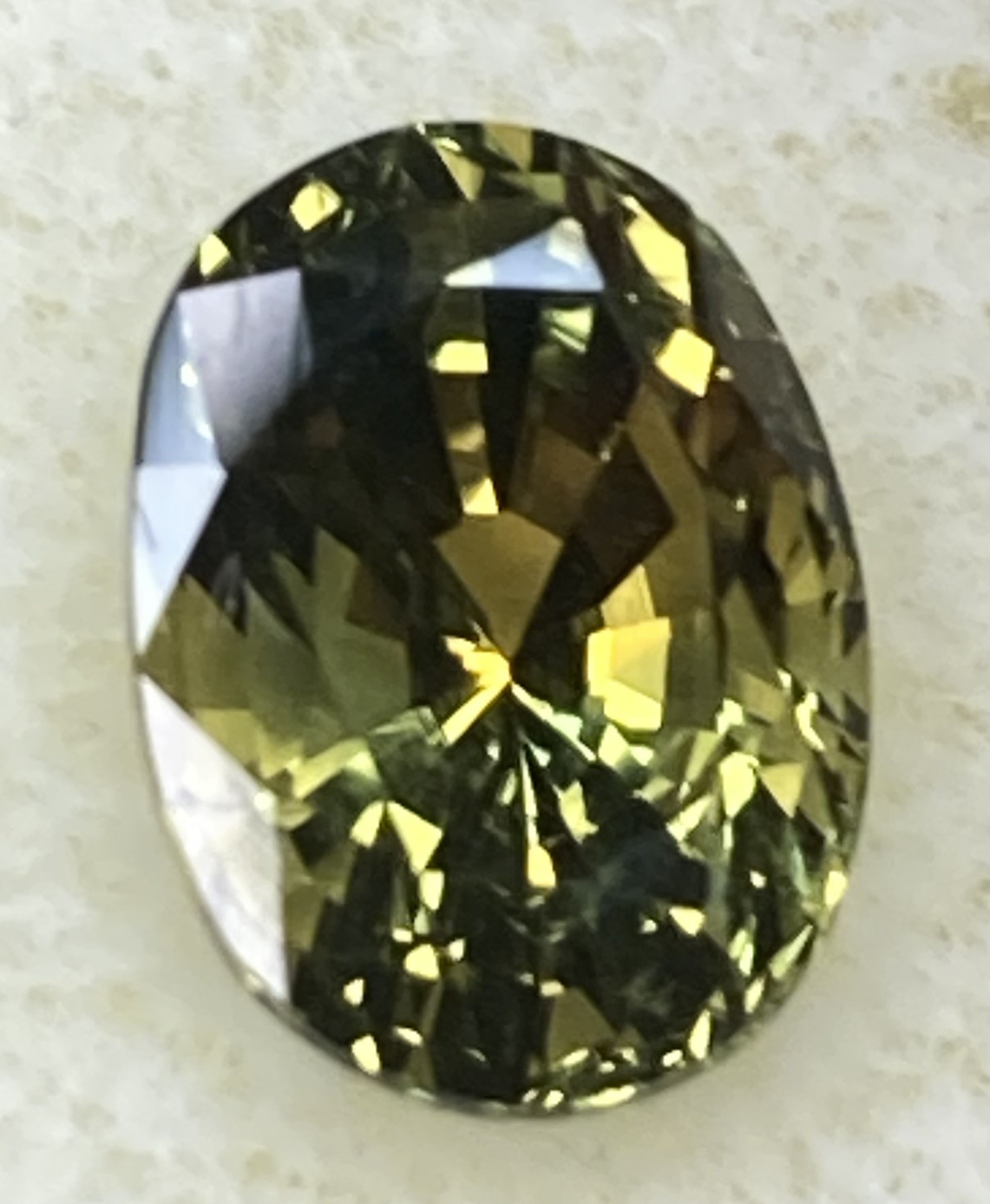 Sapphire - Natural Green with golden flash - very rare sapphire