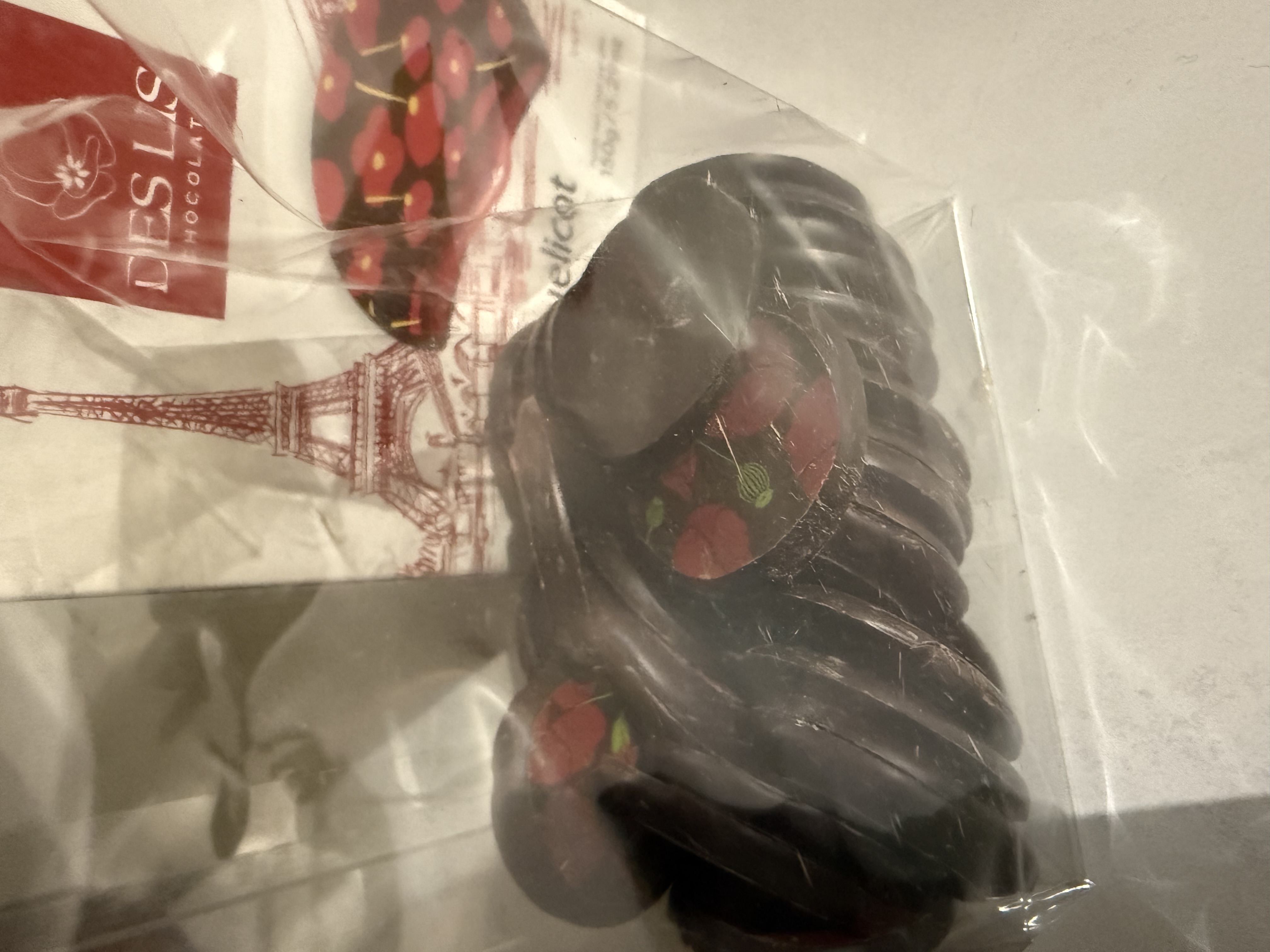 Palet de chocolat noir fourré d’une ganache caramel saveur coquelicot de Nemours
