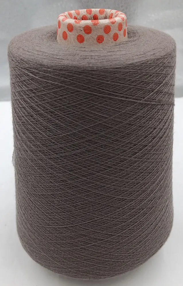 CASH10 (merinas extrafine 90 proc./kašmyras 10 proc.). Spalva: šlapio asfalto.  500 g. 100 g - 2400 m.