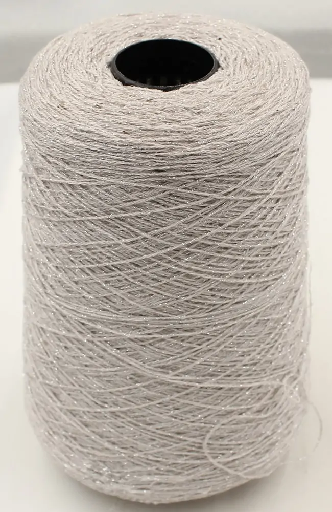Kašmyras 95 proc./ liureksas 5 proc. Spalva: perlo šviesiai pilka. 500 g. 100 g - 760 m
