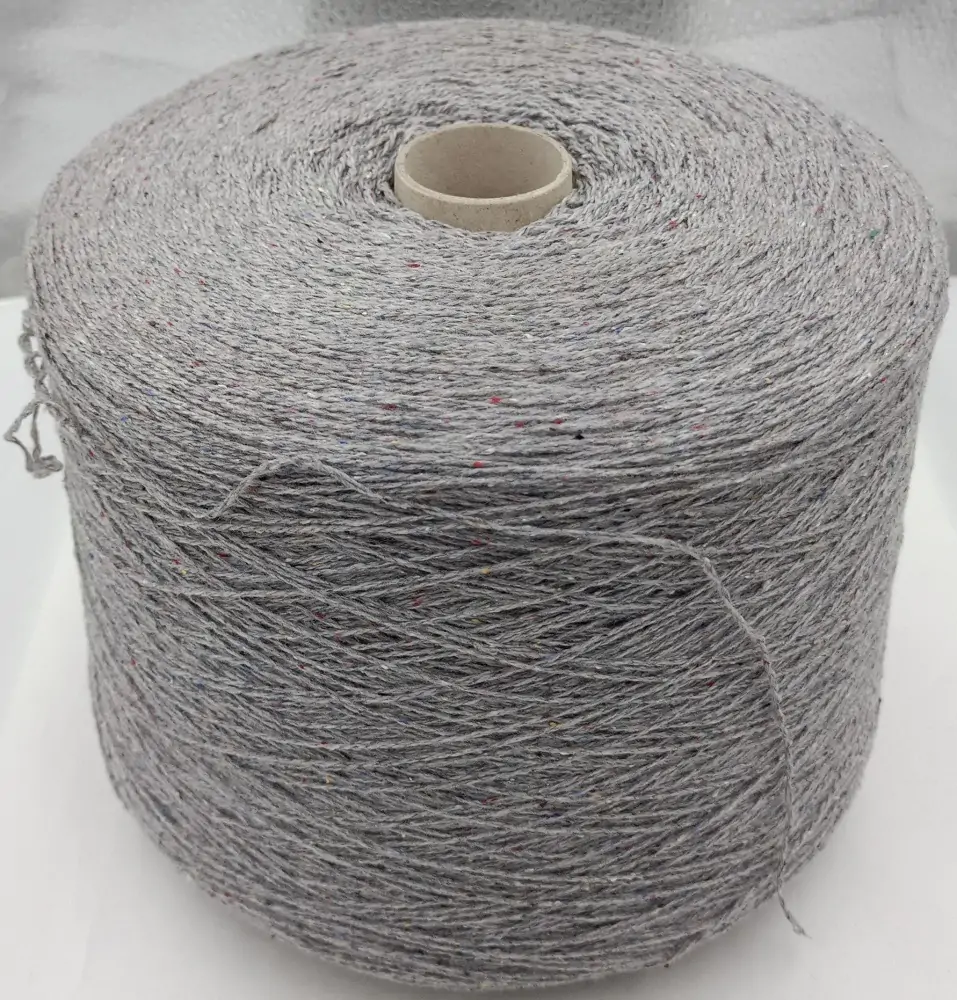 BOTTONATO (ekokašmyras 90 proc./šilkas 10 proc.). Spalva: šviesiai pilka. 500 g. 100 g - 550 m