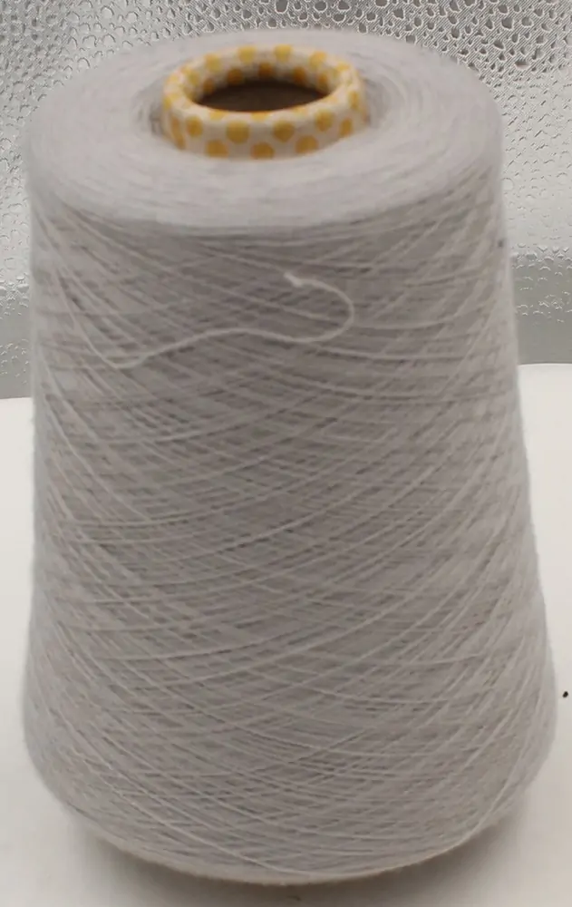 CASH10 (merinas extrafine 90 proc./kašmyras 10 proc.). Spalva: Šviesiai pilka. 530 g. 100 g - 2400 m.