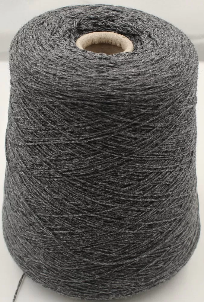 Kašmyras 100 proc. Spalva: pelės pilka. 510 g. 100 g - 500 m