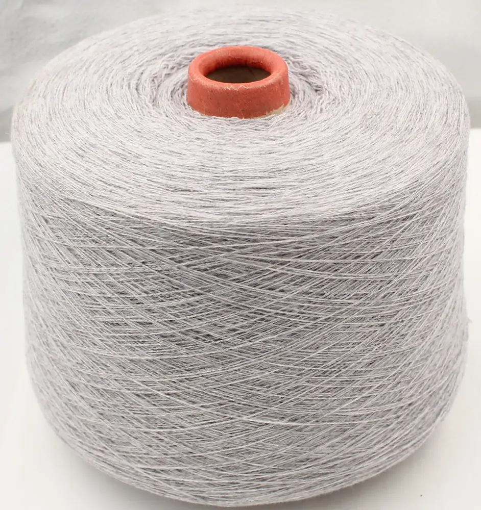 Kašmyras 100 proc. Spalva: šviesiai pilka. 570 g. 100 g - 1400 m