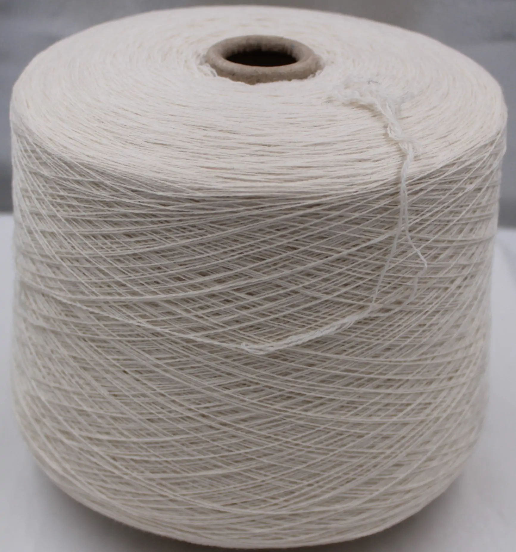 Kašmyras 100 proc. Spalva: kelininkų balta. 480 g. 100 g - 1400 m