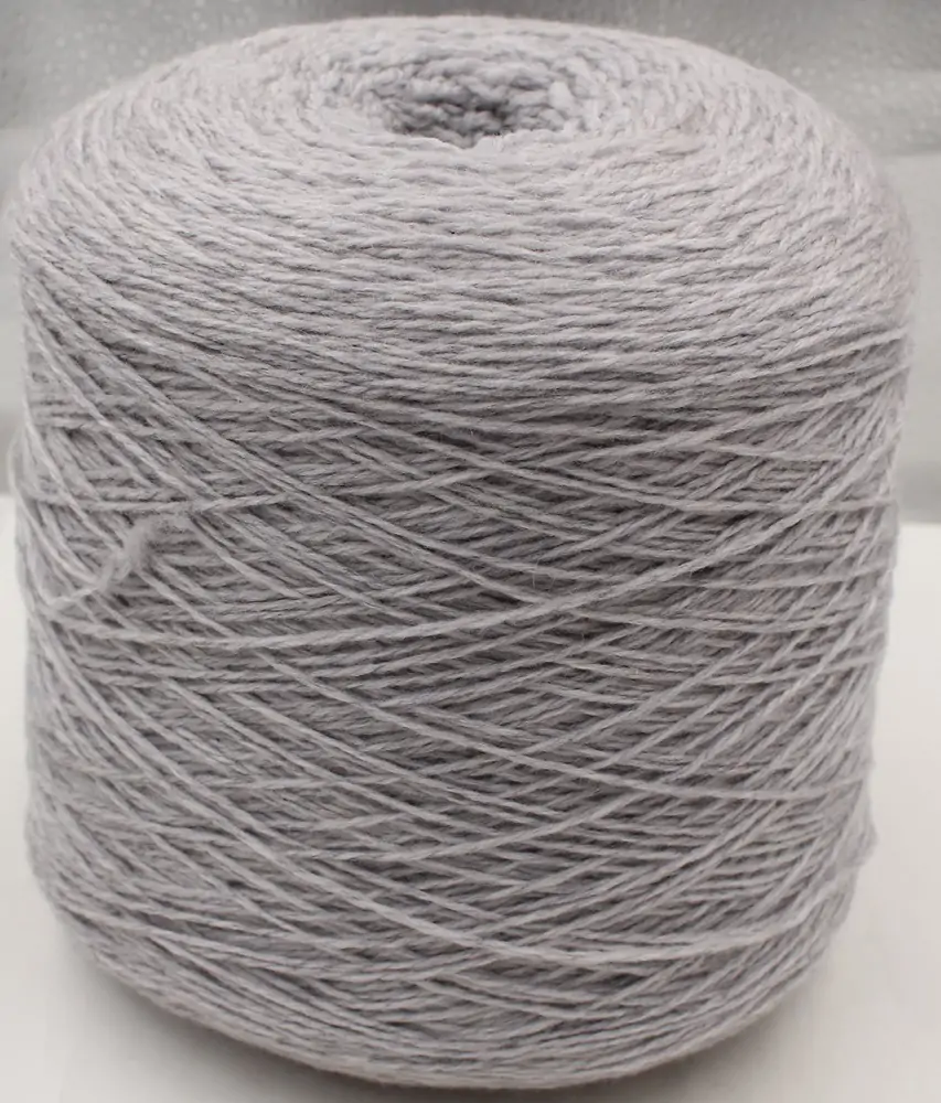 Kašmyras 100 proc. Spalva: šviesiai pilka. 620 g. 100 g - 350 m