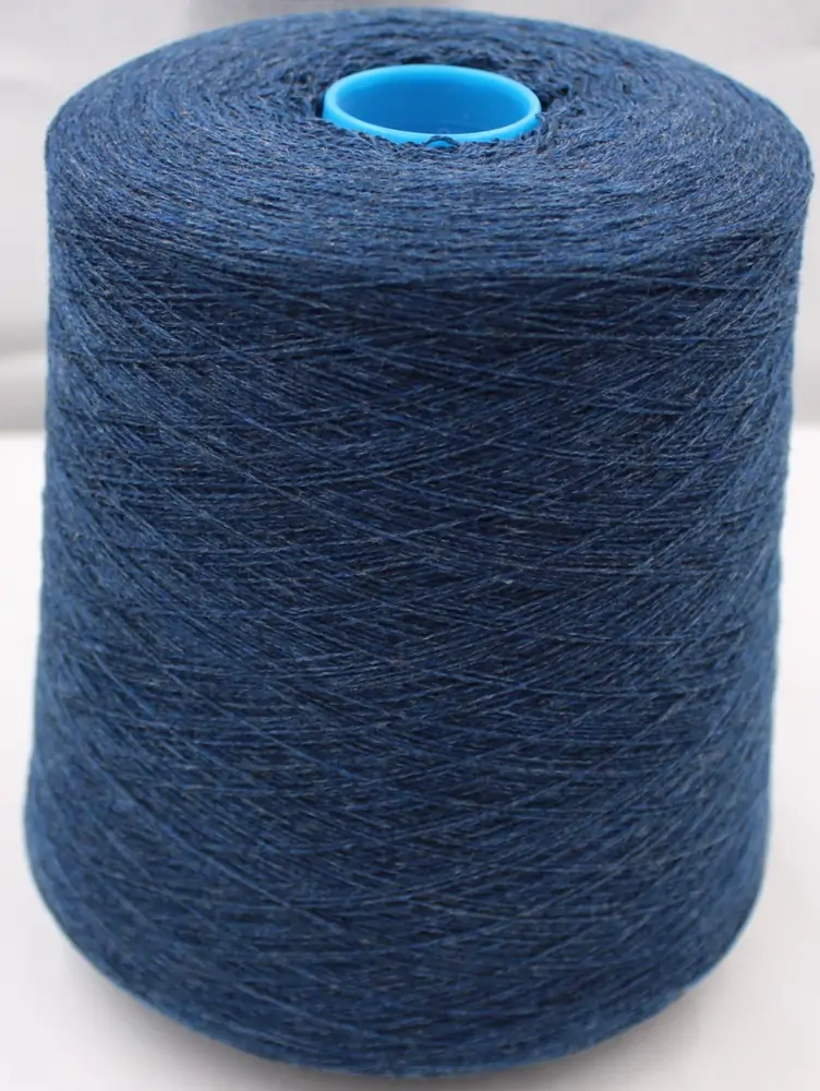 Kašmyras 100 proc. Spalva: mėlyna. 620 g. 100 g - 1400 m