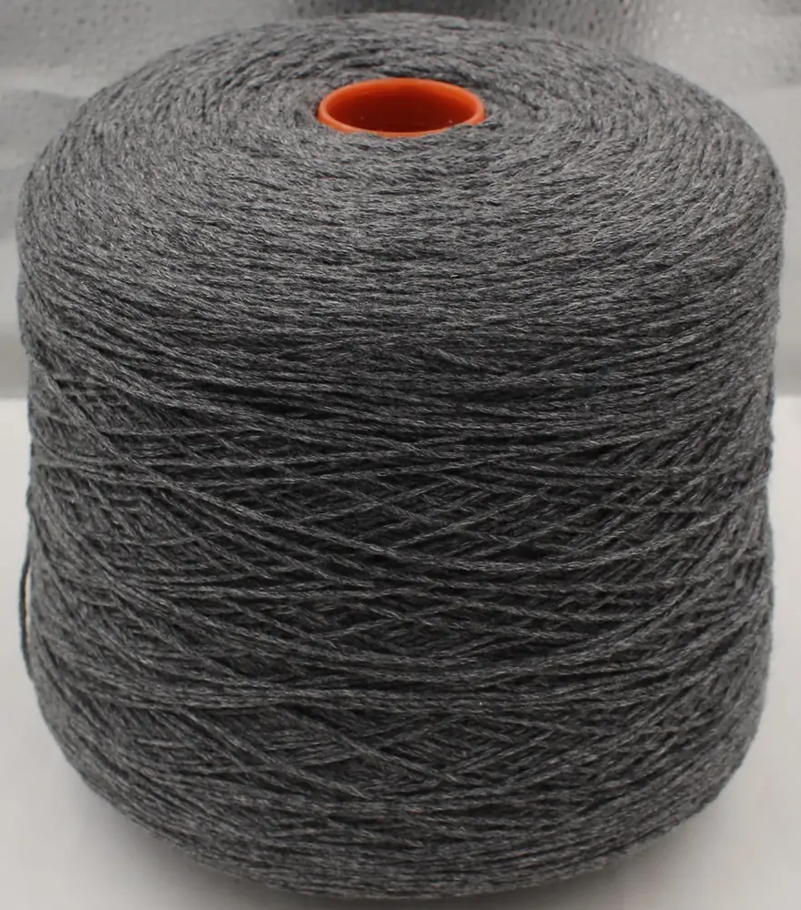 Kašmyras 100 proc. Spalva: pilka. 650 g. 100 g - 350 m