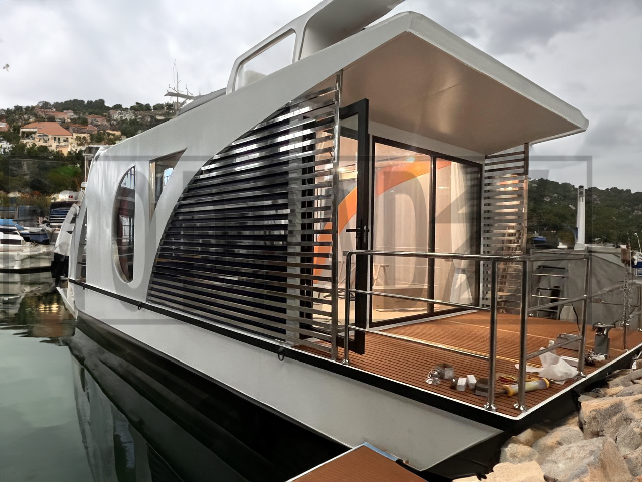 32 Ft Boat House: Explore Our Deluxe Houseboat Living Experience (Shipping Included)
