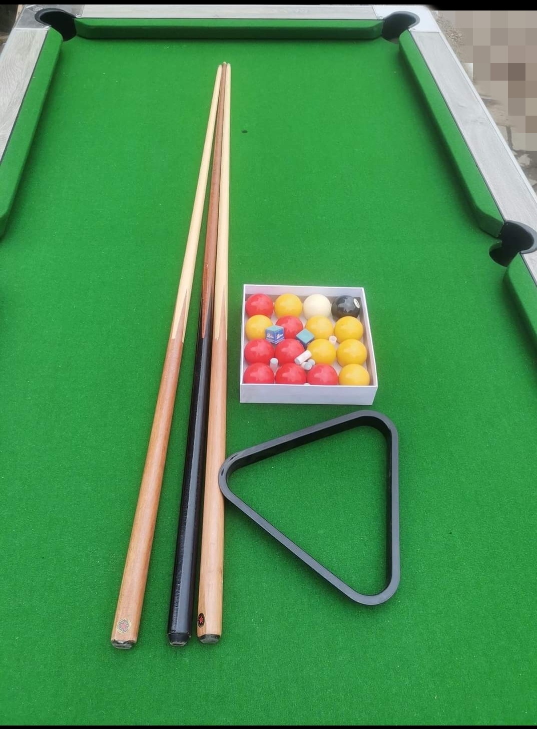 pool table balls red and yellow