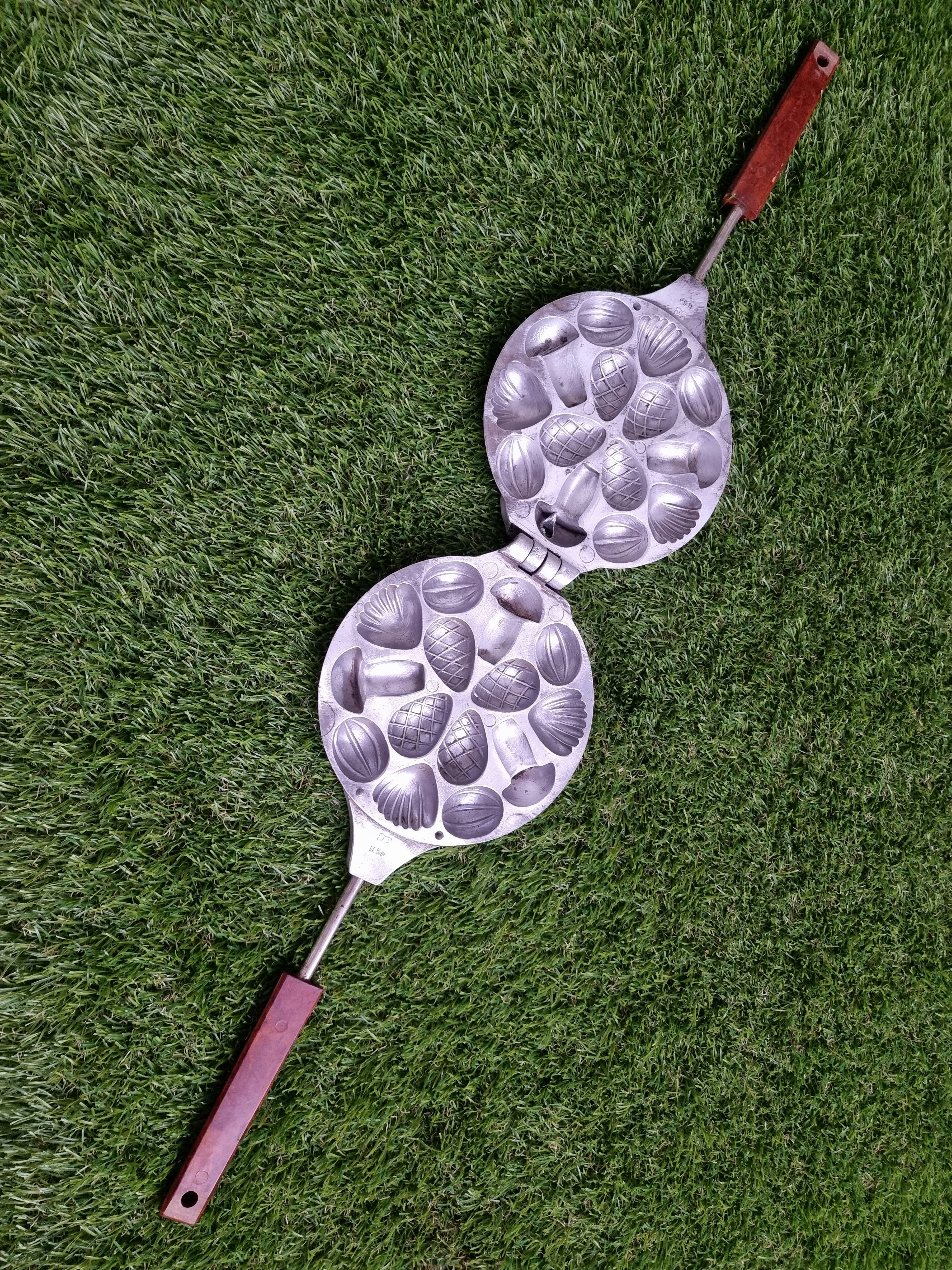 Asorti (grybukai, kankorėžiai, riešutėliai ir kriauklės) keptuvė