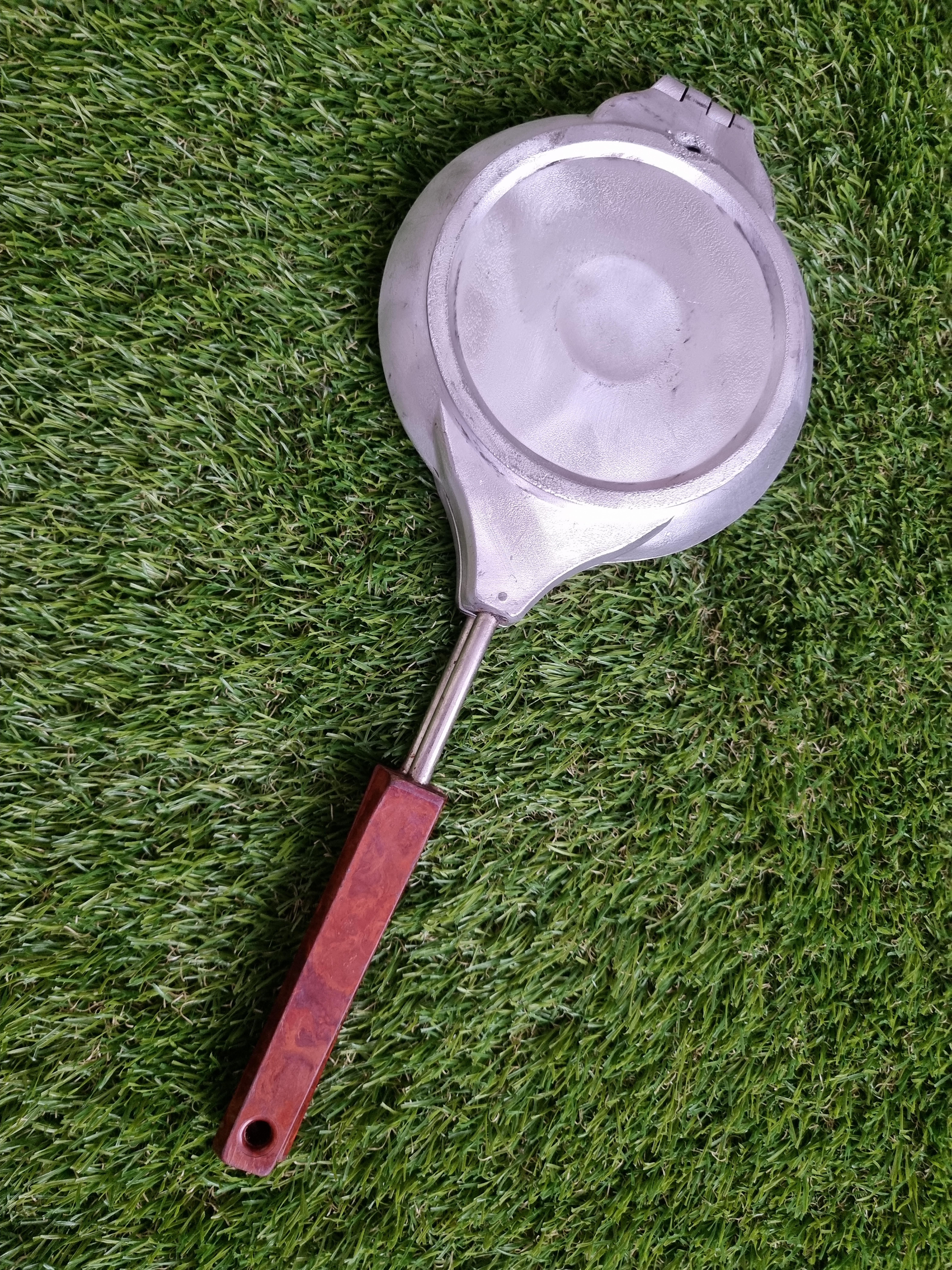 Asorti (grybukai, kankorėžiai, riešutėliai ir kriauklės) keptuvė