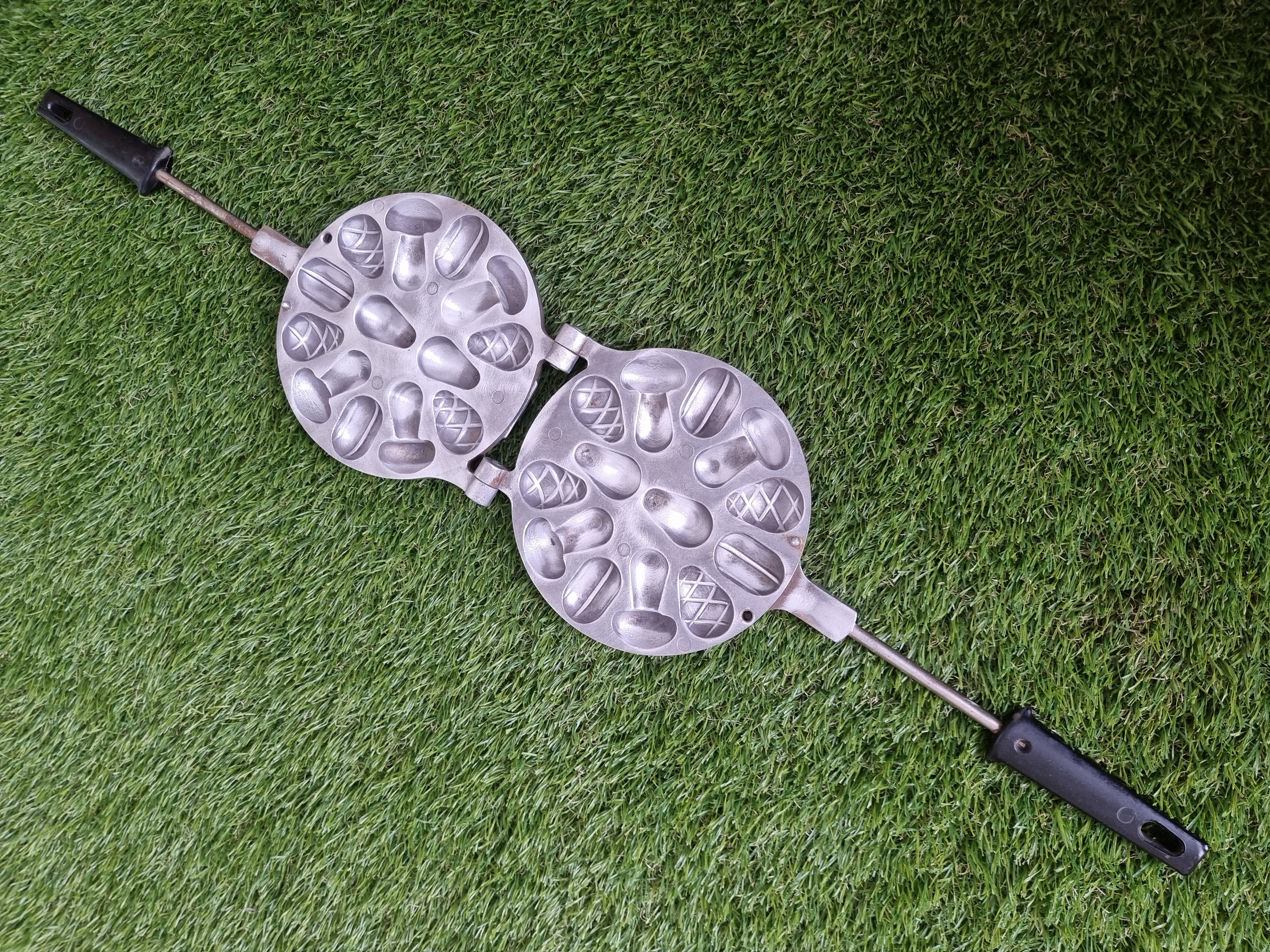 Asorti (grybukai ir kankorėžiai) keptuvė