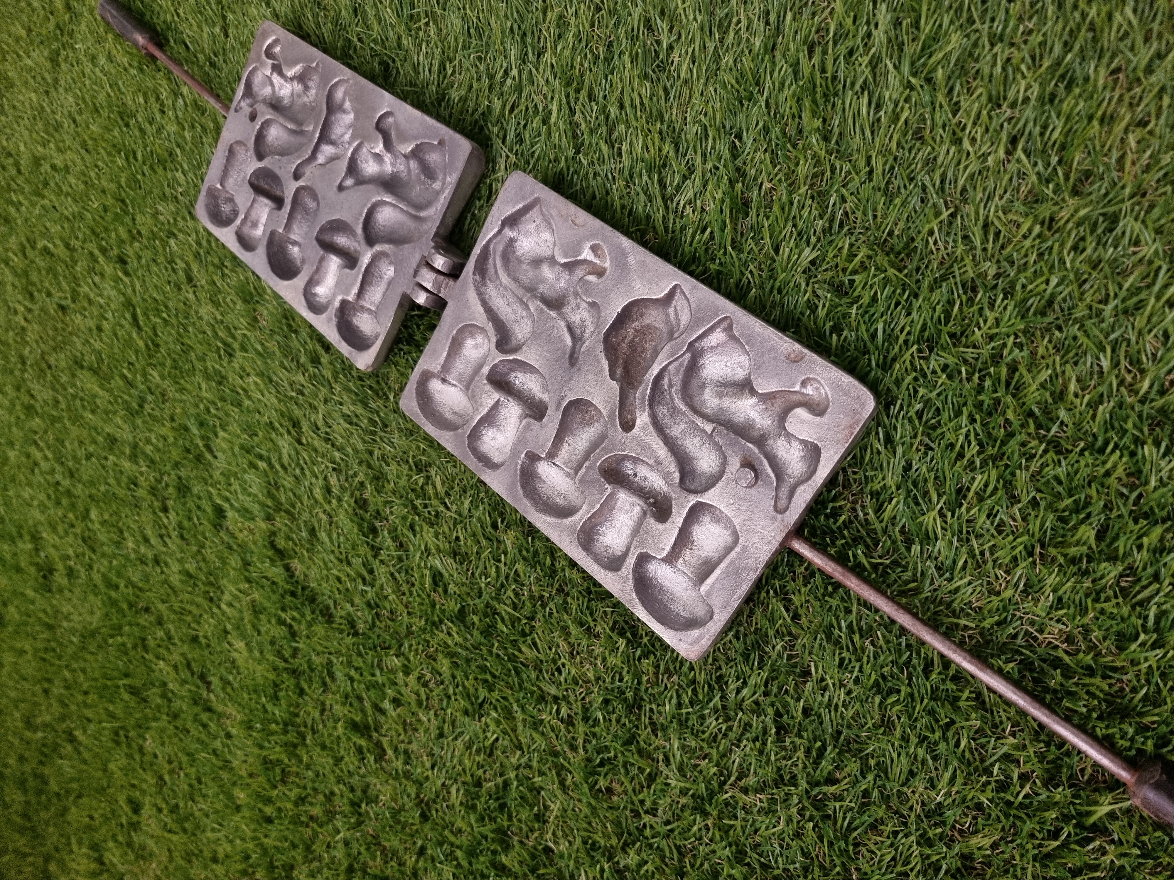 Asorti (5 grybukai, 2 voveraitės ir 1 paukštelis) keptuvė