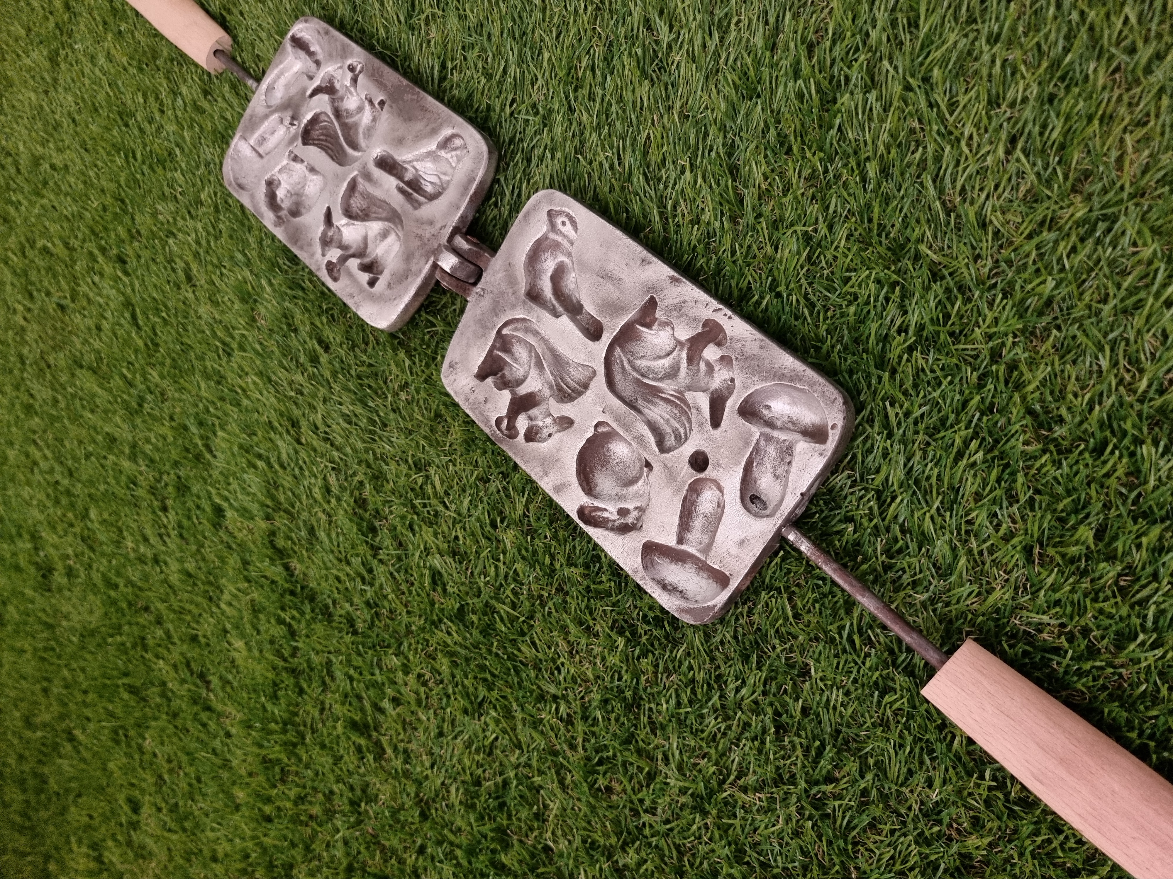 Asorti (2 voveraitės, 2 grybukai, 1 zuikis, ir 1 paukštelis) keptuvė