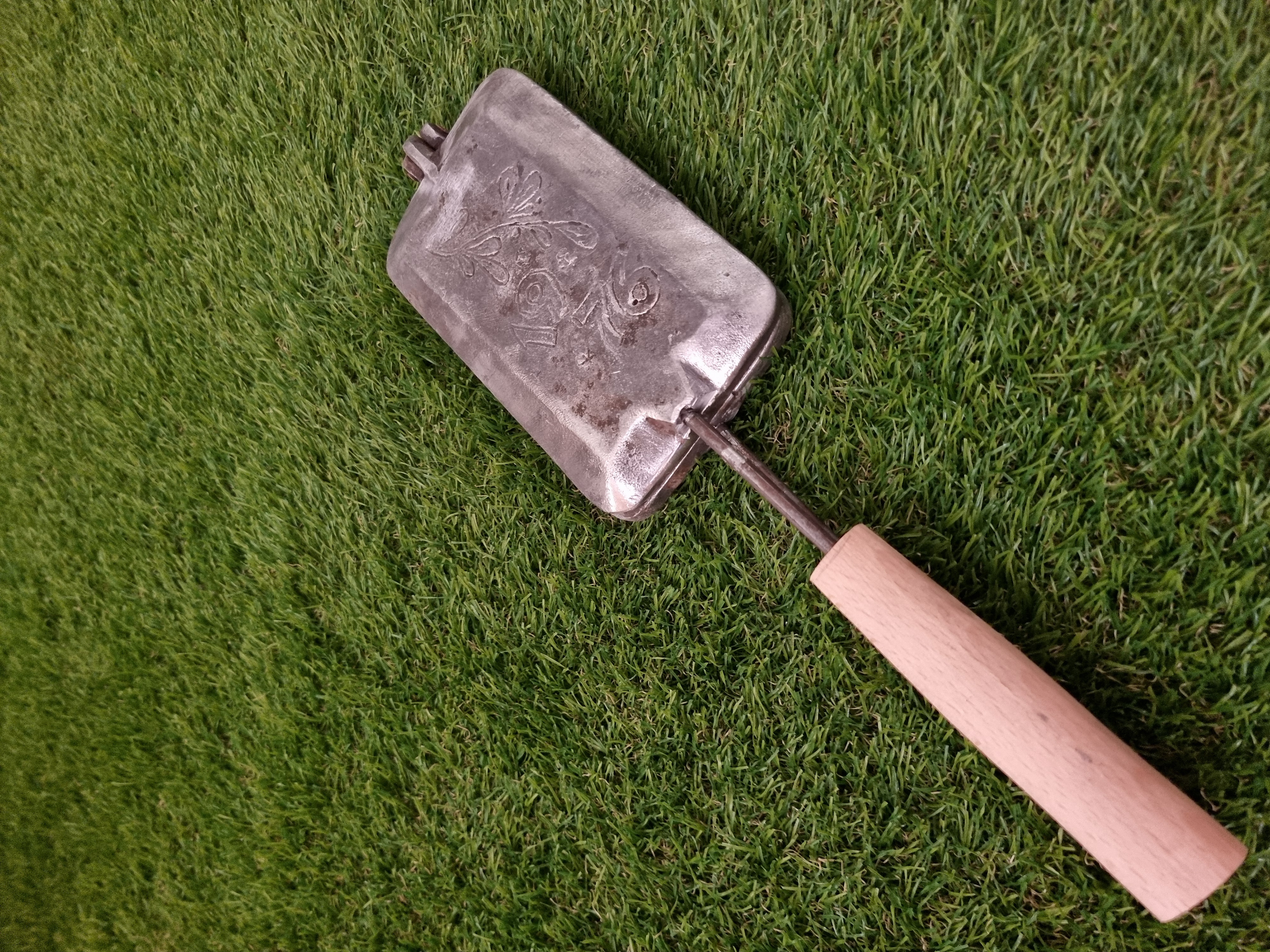 Asorti (2 voveraitės, 2 grybukai, 1 zuikis, ir 1 paukštelis) keptuvė