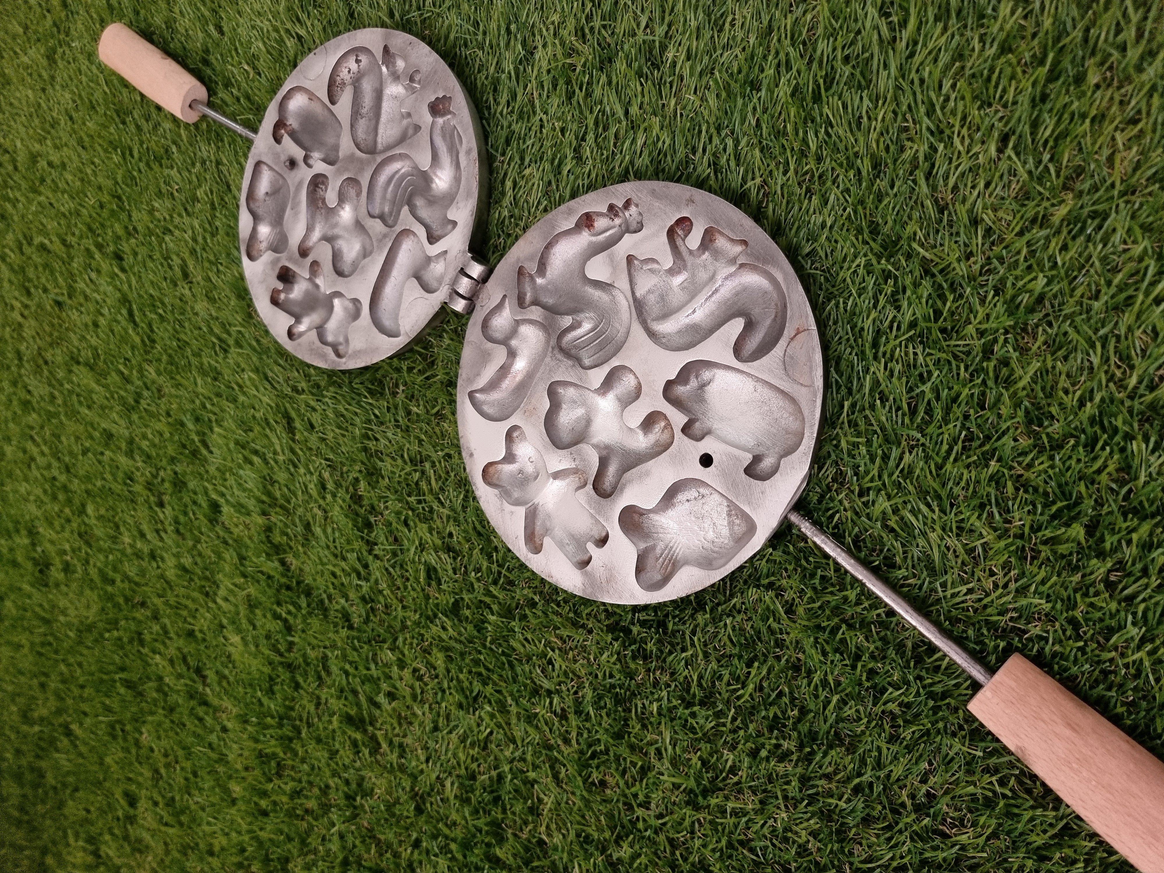 Asorti (Antytė, šuniukas, meškutis, gaidelis, kiaulytė, žuvytė ir voveraitė) keptuvė