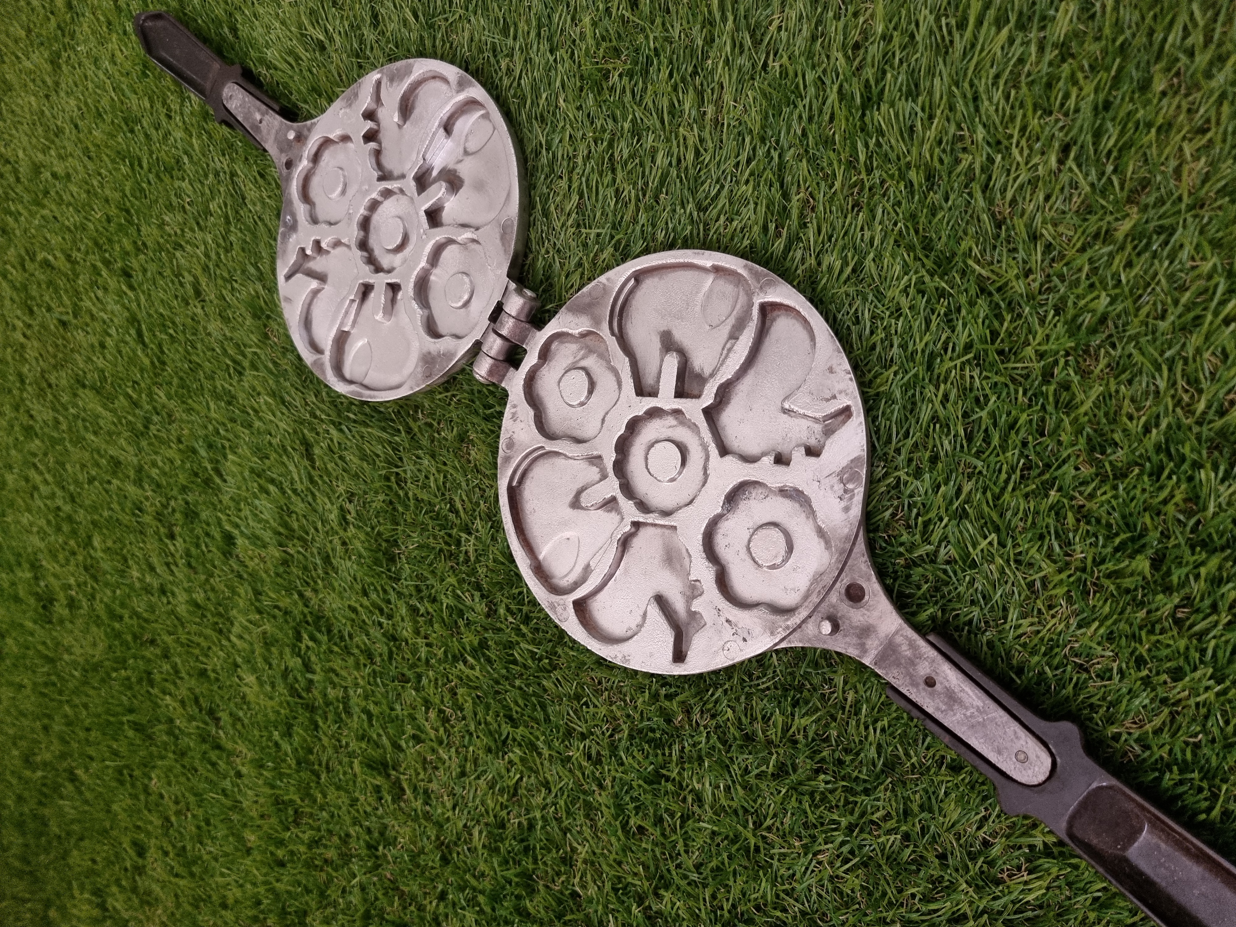 Asorti (2 drambliukai, 3 gėlytės ir 2 voveraitės) keptuvė