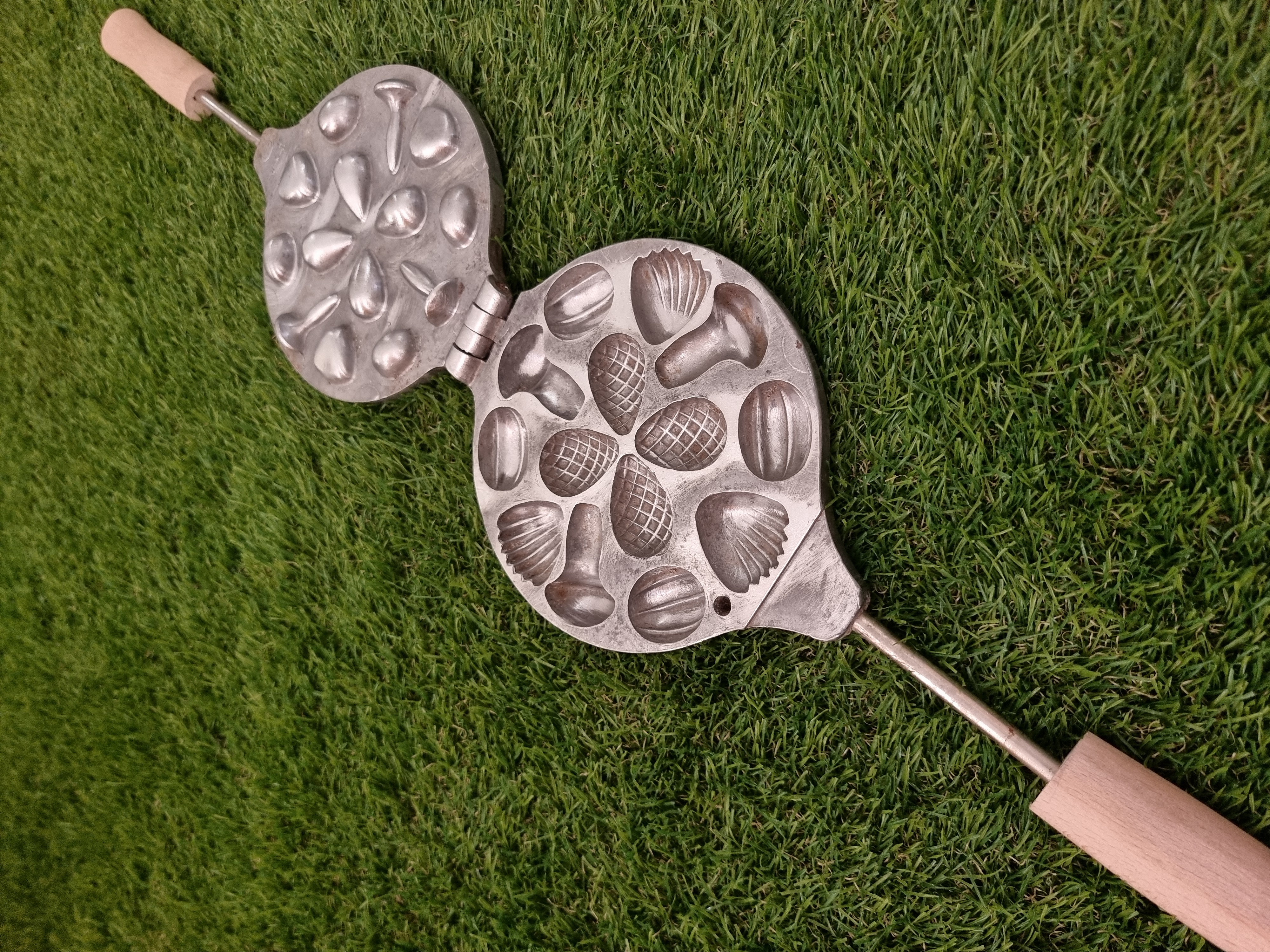 Asorti (4 kankorėžiai, 3 kriauklės, 3 grybukai ir 4 riešutėliai) keptuvė