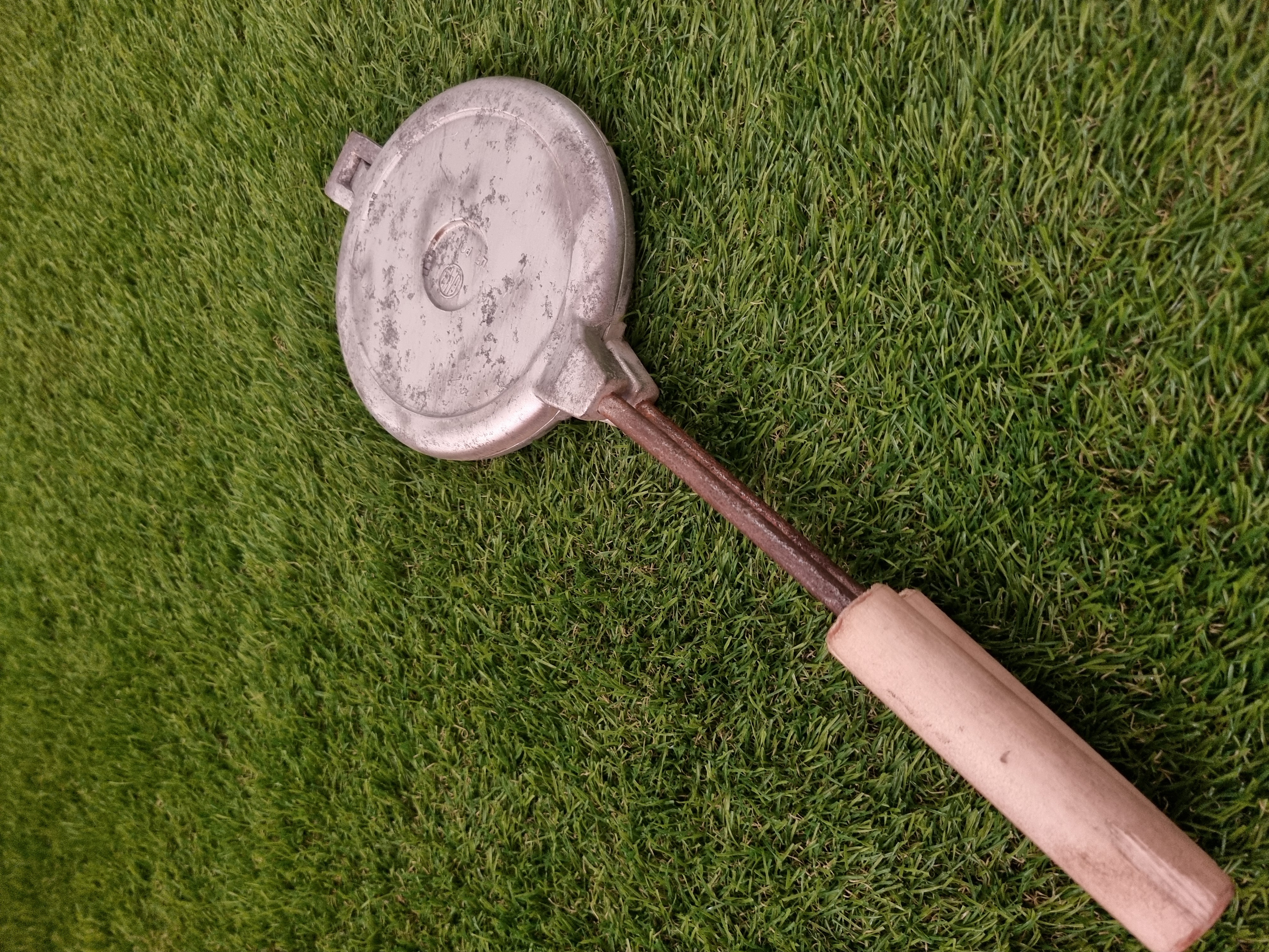 Asorti (1 gėlytė, 4 grybukai, 2 kriauklės, 2 riešutėliai, 2 kankorėžiai ir 2 pupos) keptuvė