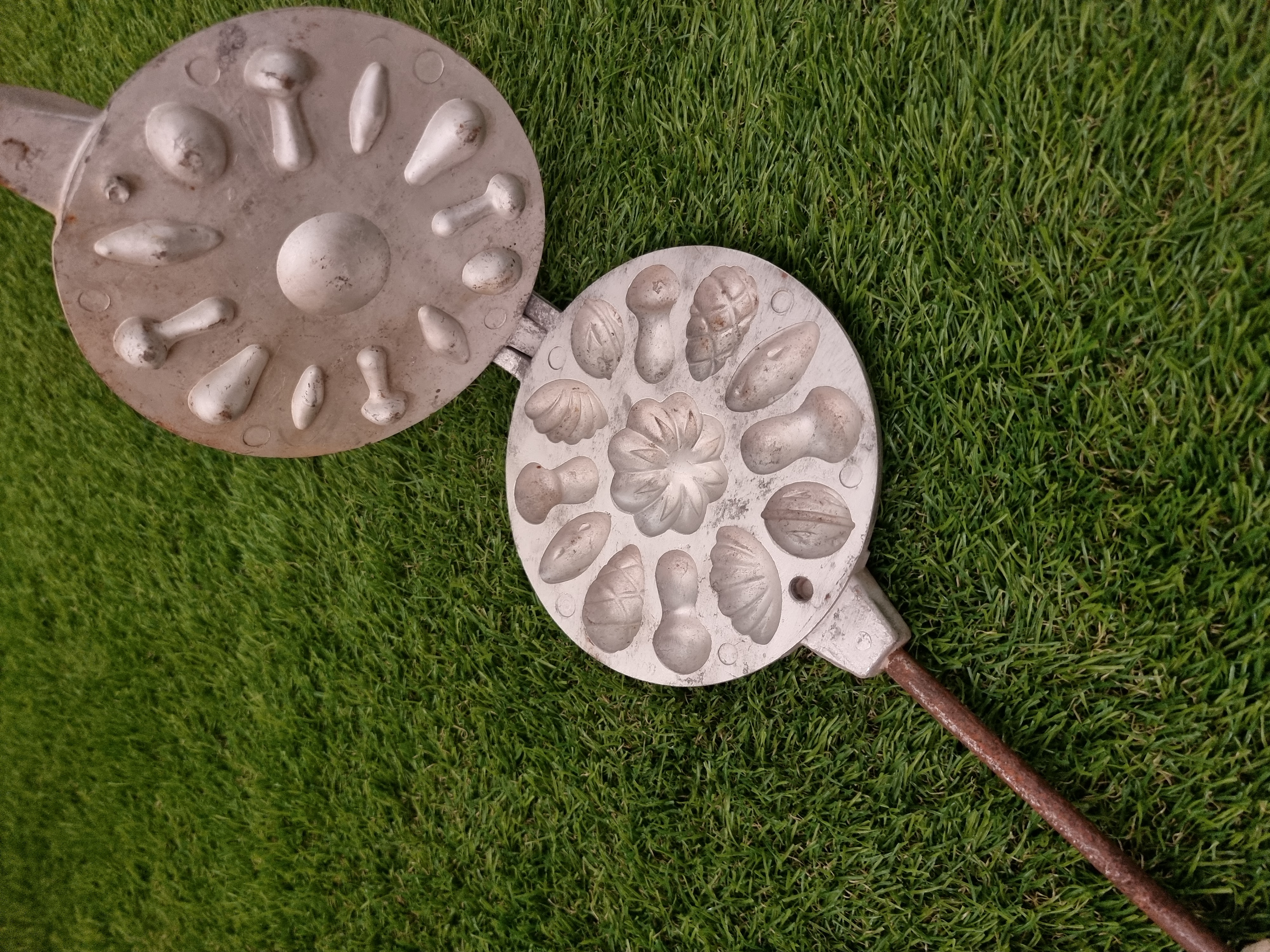 Asorti (1 gėlytė, 4 grybukai, 2 kriauklės, 2 riešutėliai, 2 kankorėžiai ir 2 pupos) keptuvė