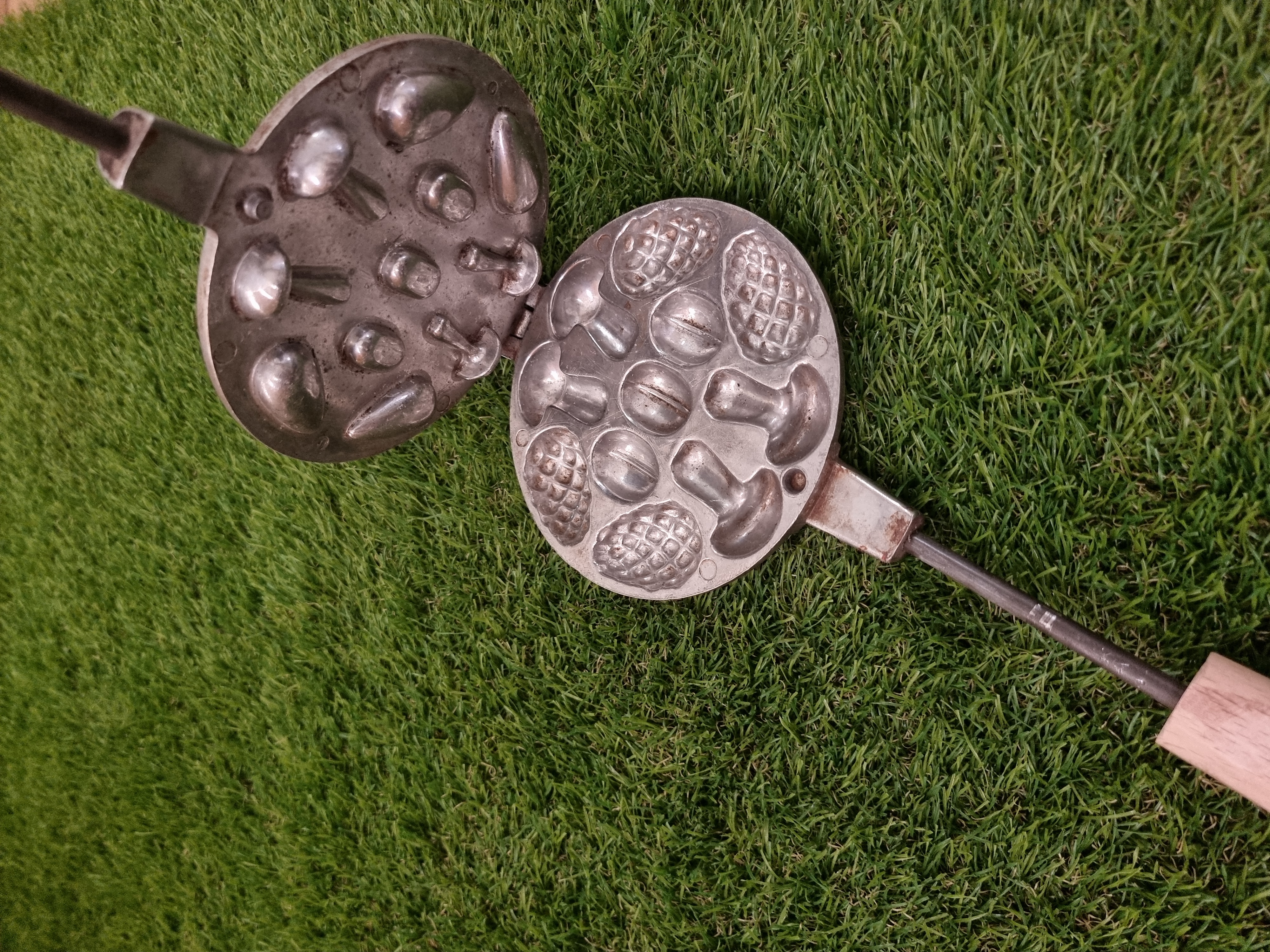 Asorti (4 kankorėžiai, 3 riešutėliai ir 4 grybukai) keptuvė