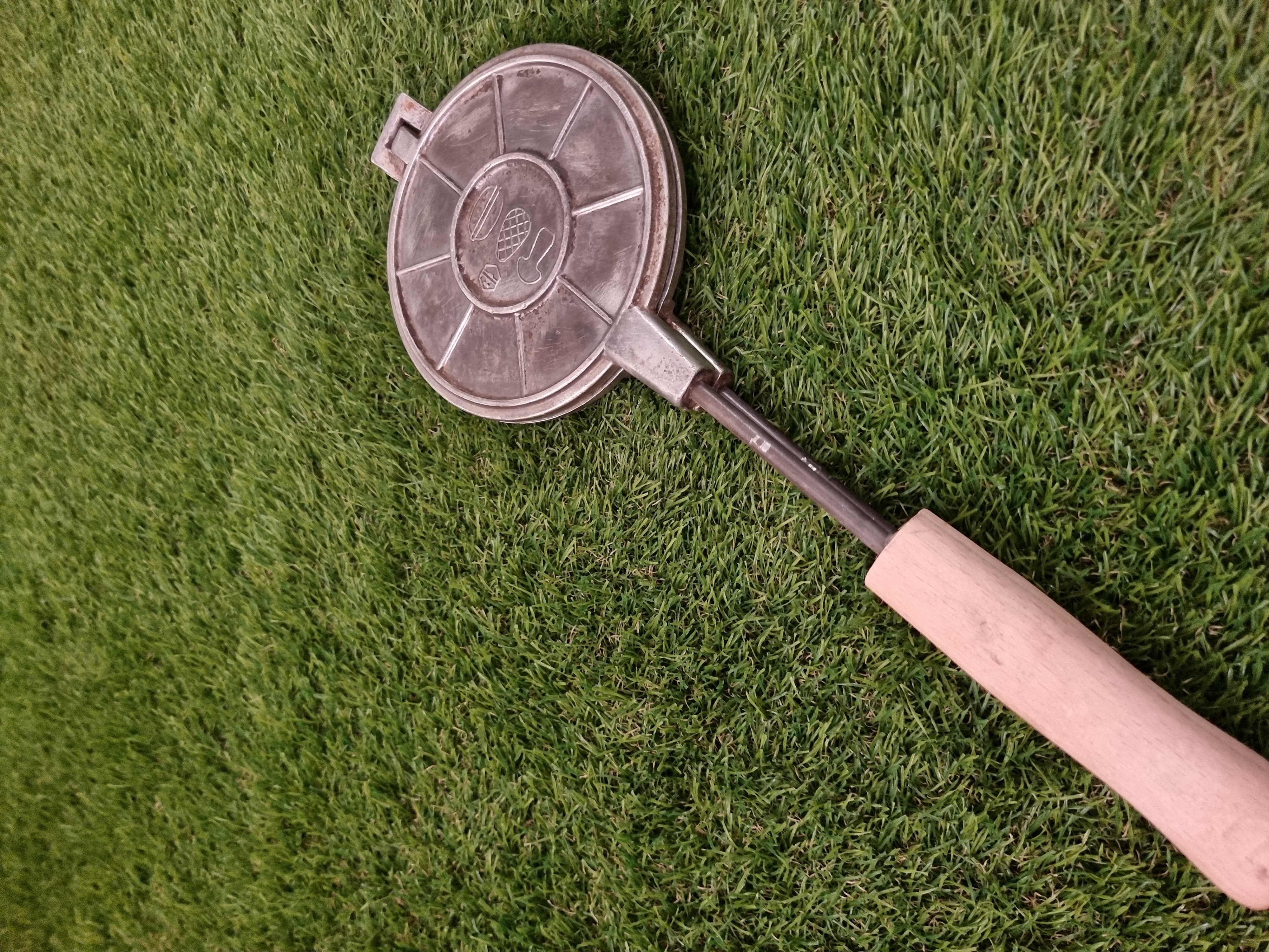 Asorti (4 kankorėžiai, 3 riešutėliai ir 4 grybukai) keptuvė