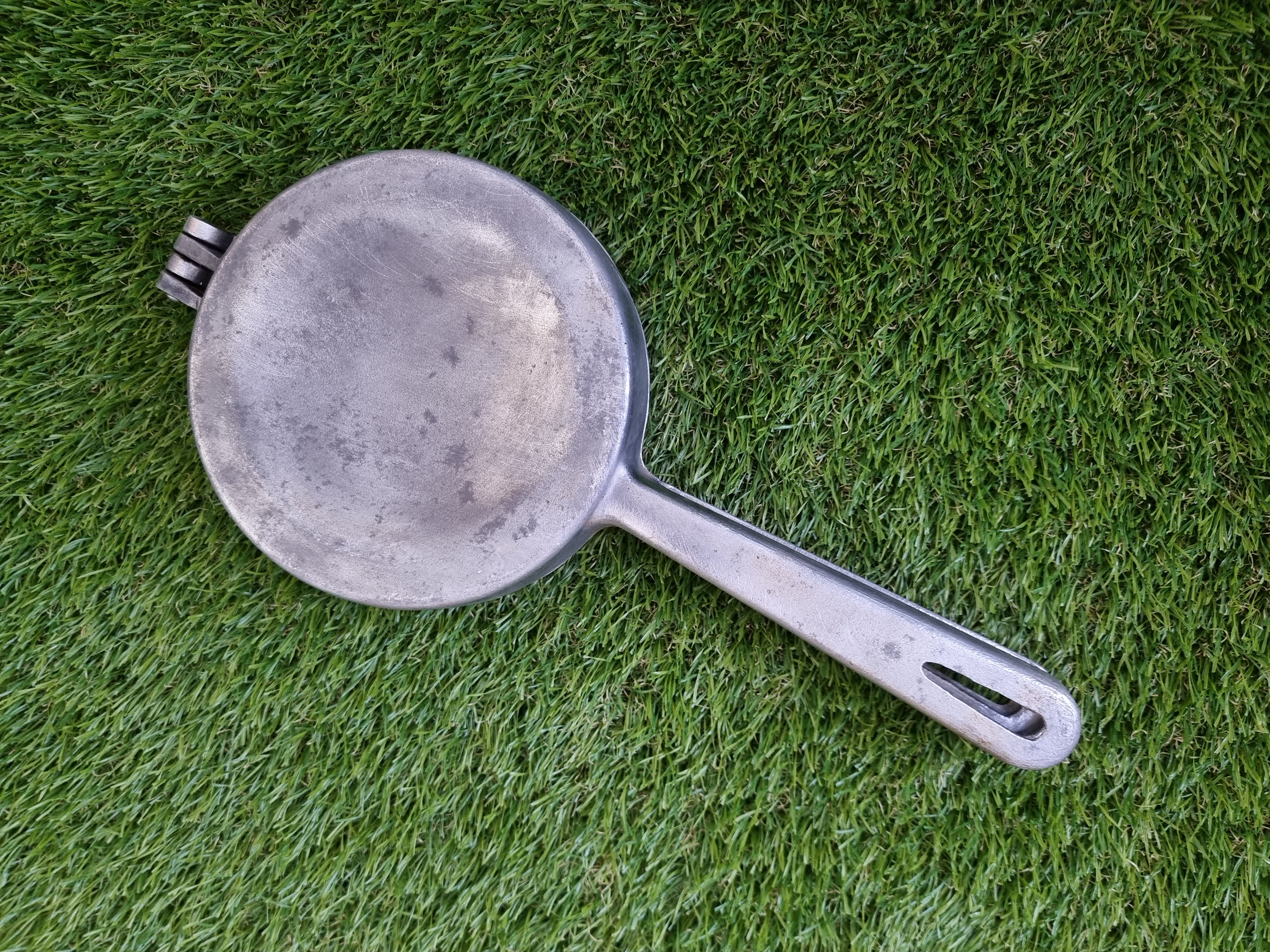 Asorti (voveraitės, riešutėlis ir klevo lapas) keptuvė