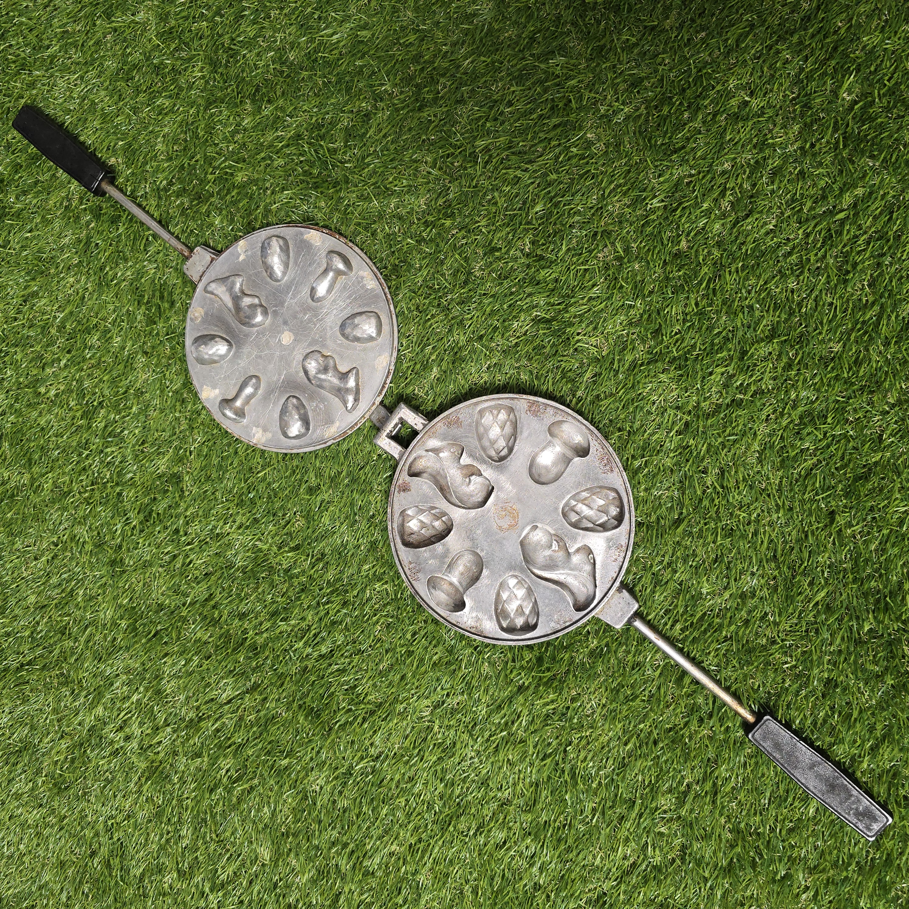 Senovinė asorti (2 voveraitės, 2 grybukai ir 4 kankorėžiai) keptuvė