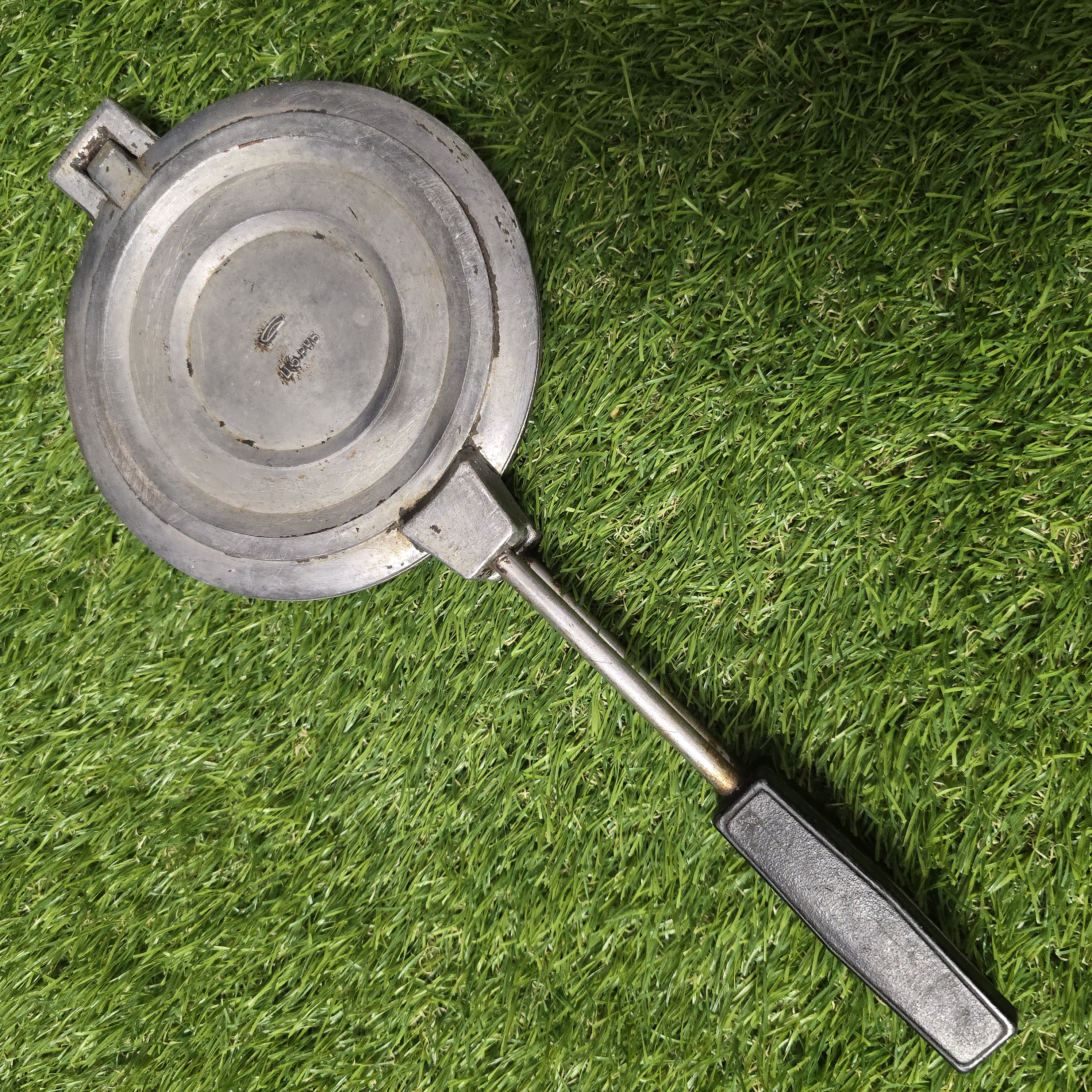 Senovinė asorti (2 voveraitės, 2 grybukai ir 4 kankorėžiai) keptuvė