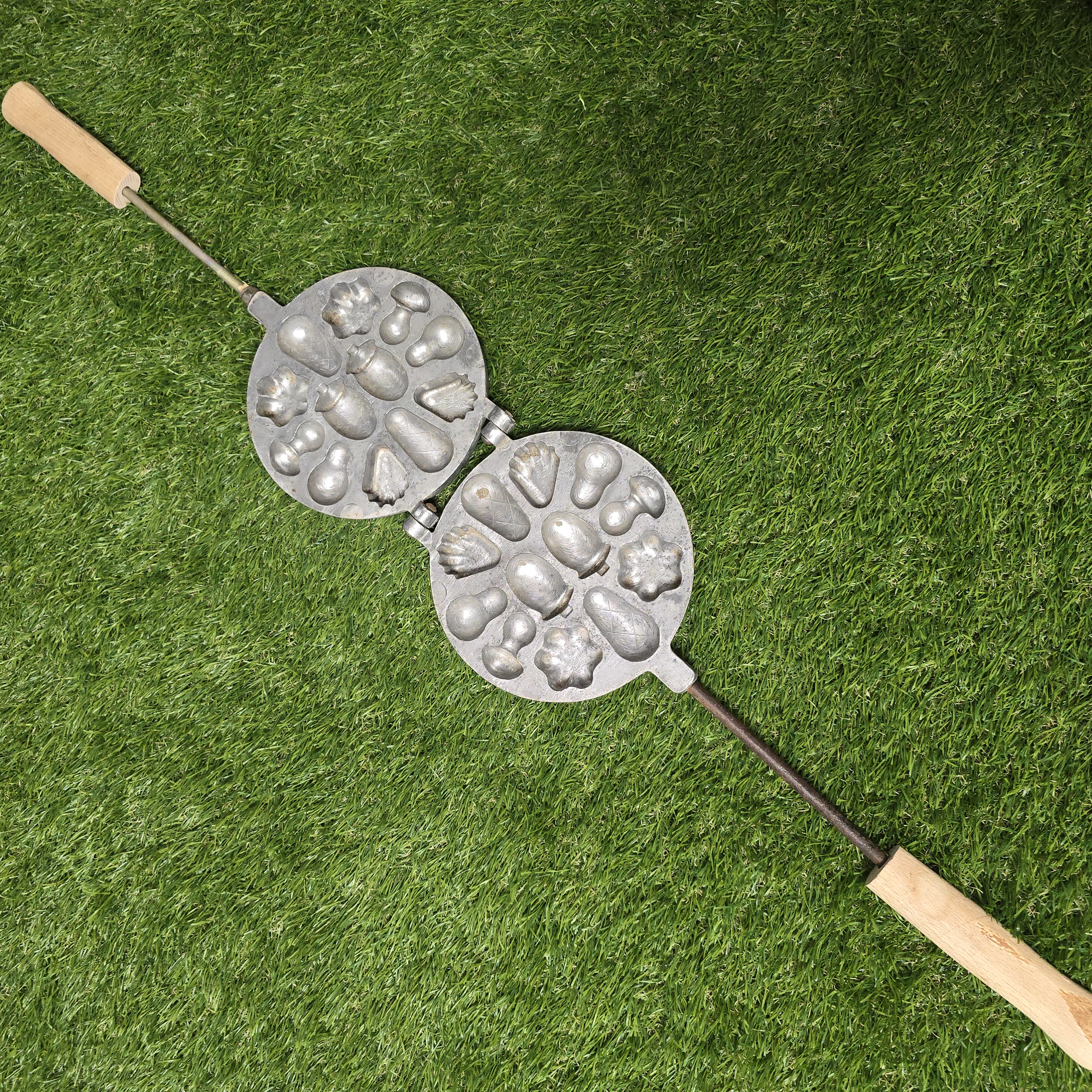 Senovinė asorti (2 gilės, 2 grybukai, 2 kriaušės, 2 kriauklytės, 2 gėlytės ir 2 kankorėžiai) keptuvė