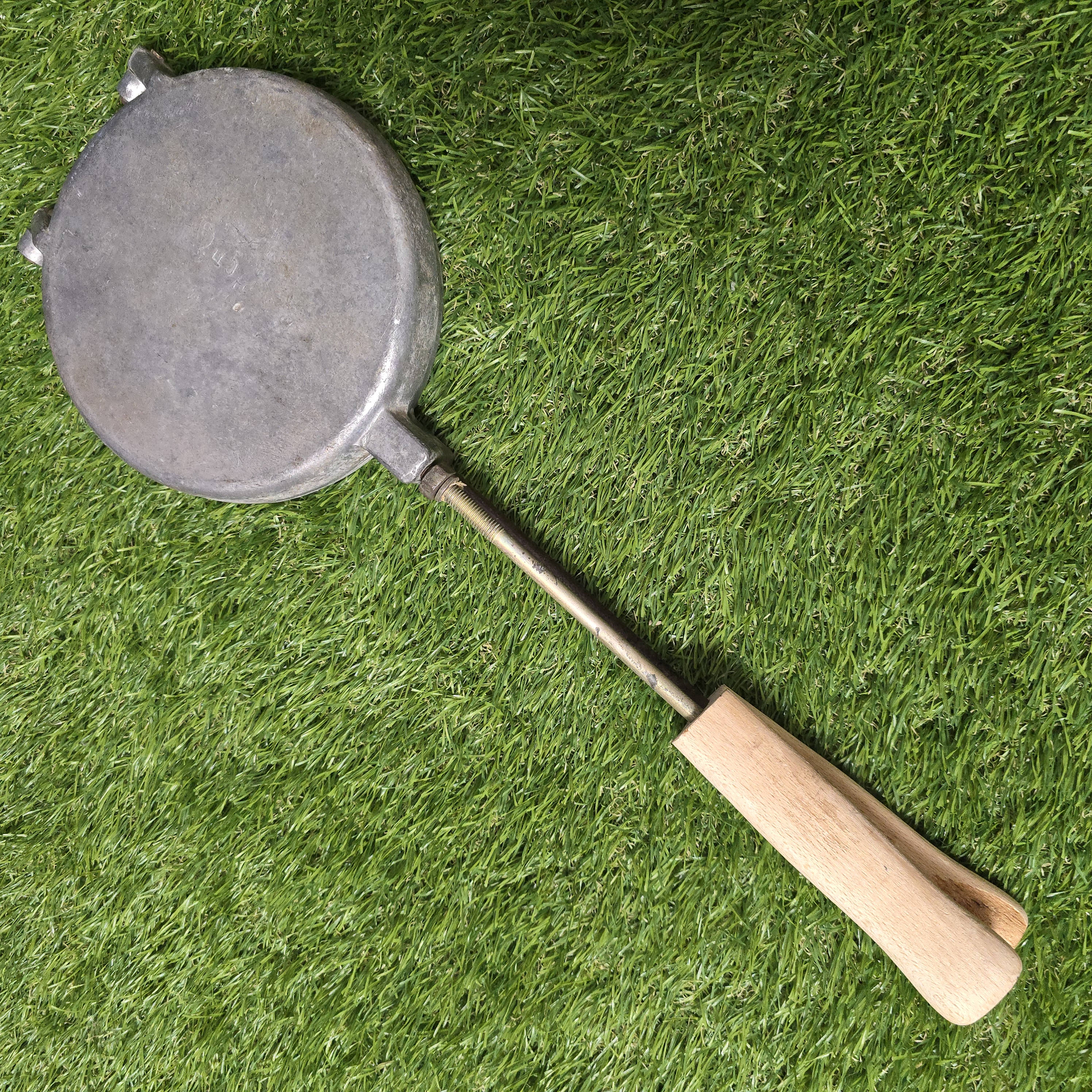 Senovinė asorti (2 gilės, 2 grybukai, 2 kriaušės, 2 kriauklytės, 2 gėlytės ir 2 kankorėžiai) keptuvė