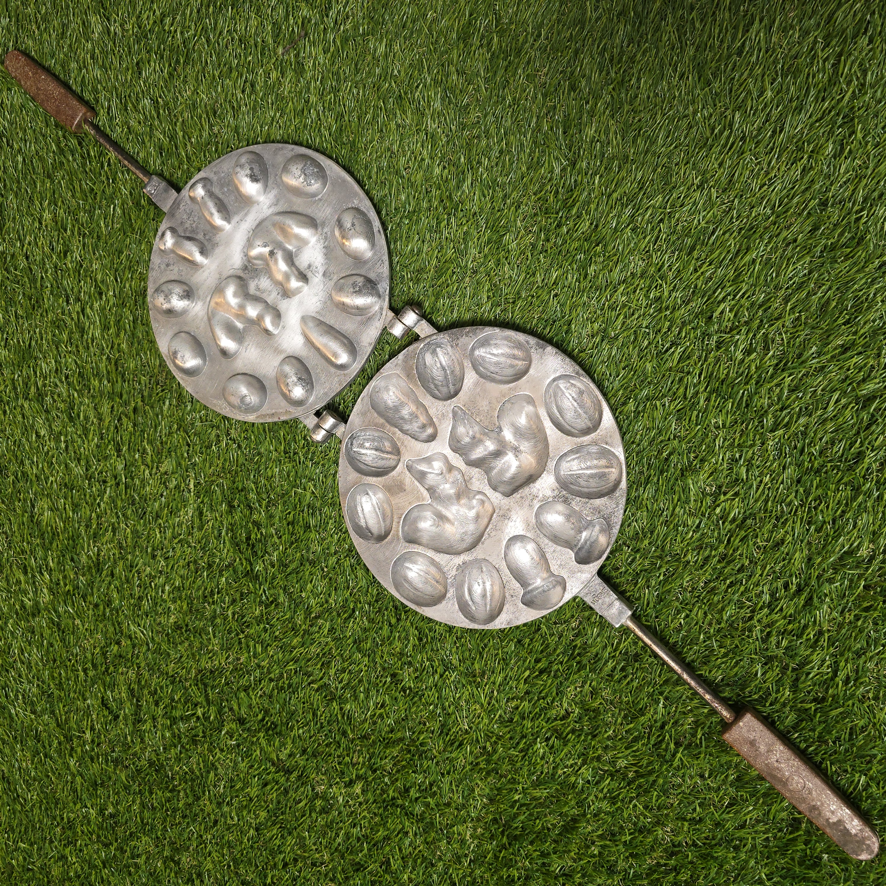 Asorti keptuvė (voveraitės, riešutėliai, grybukai)