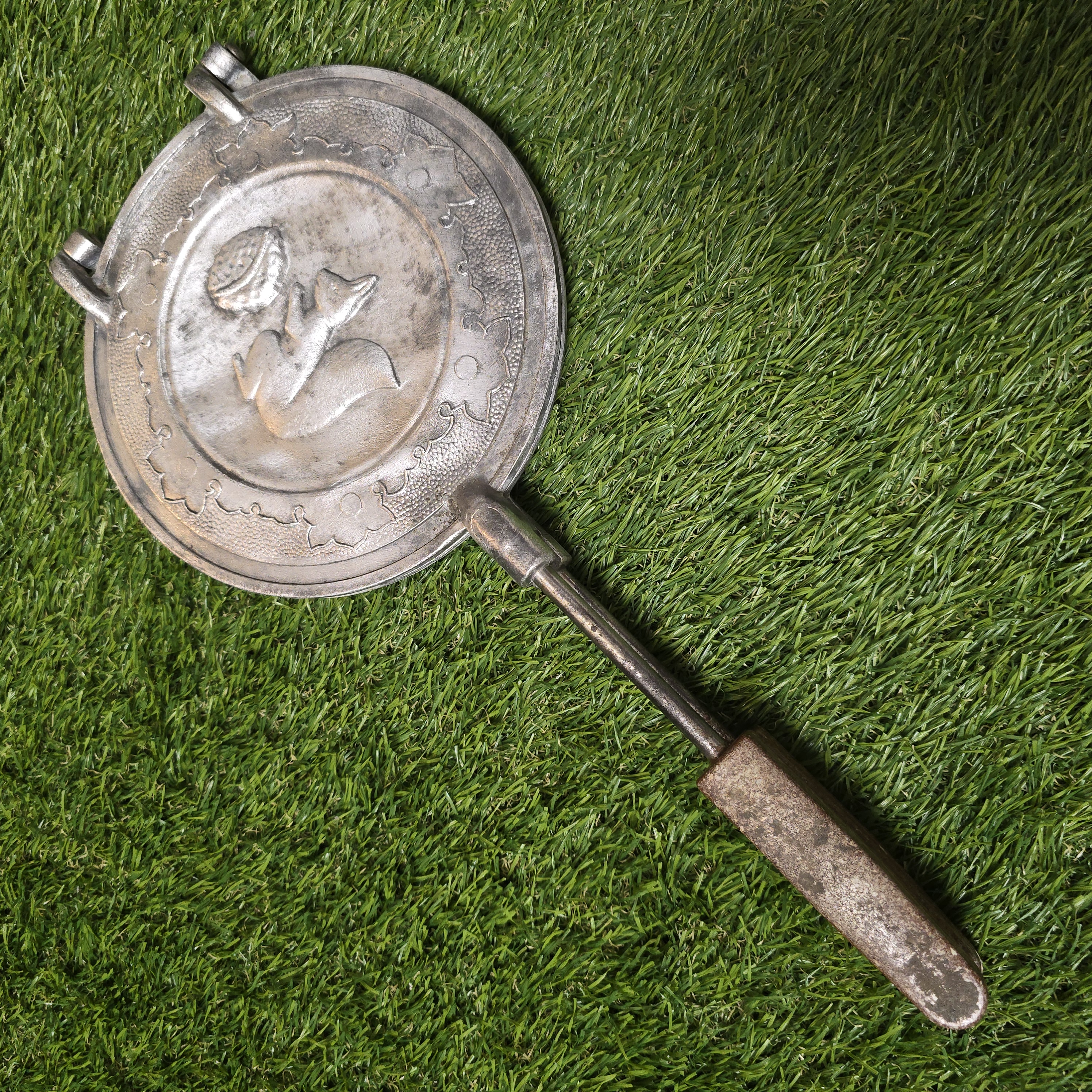 Asorti keptuvė (voveraitės, riešutėliai, grybukai)