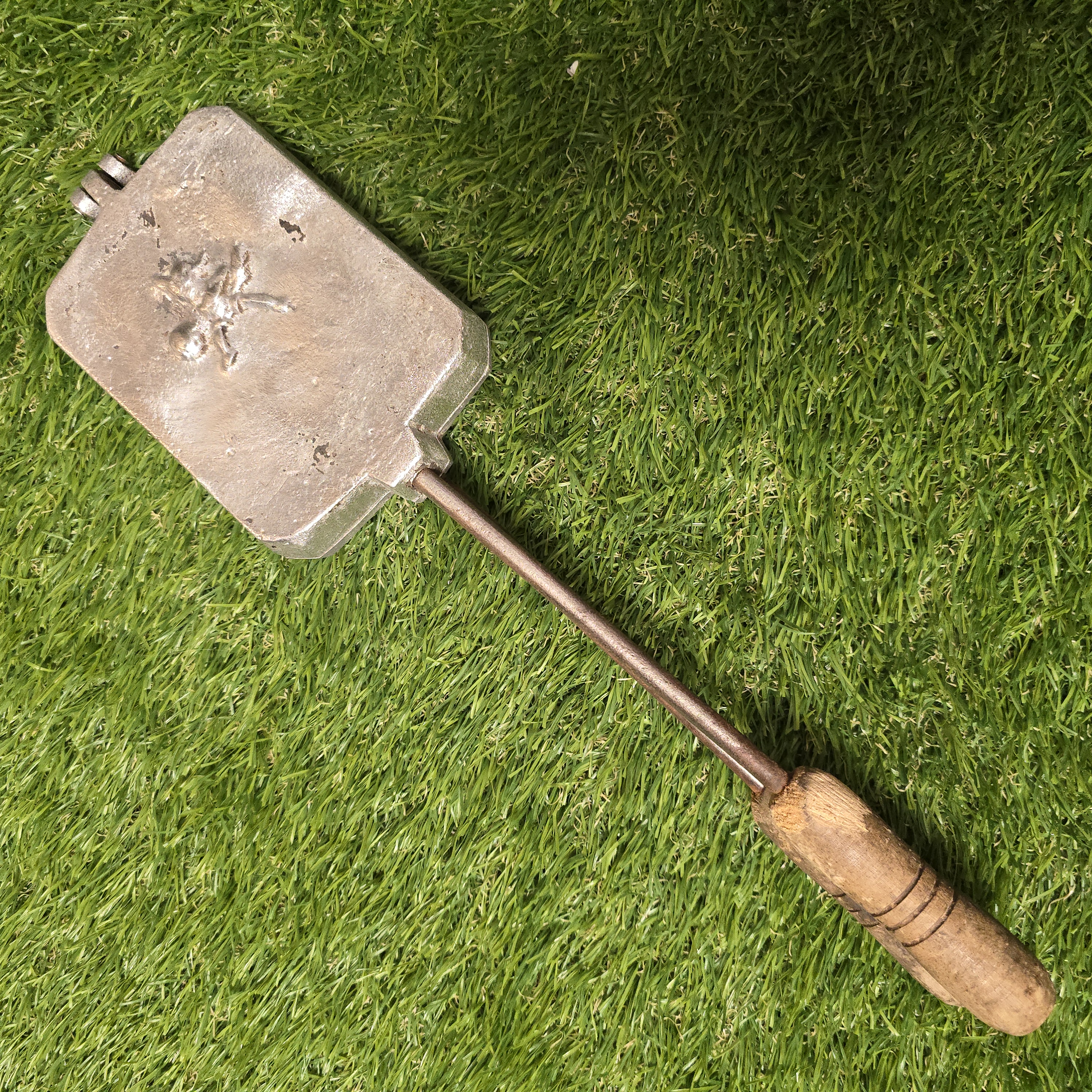 Senovinė asorti keptuvė (paukštelis, zuikutis, 2 voverės)