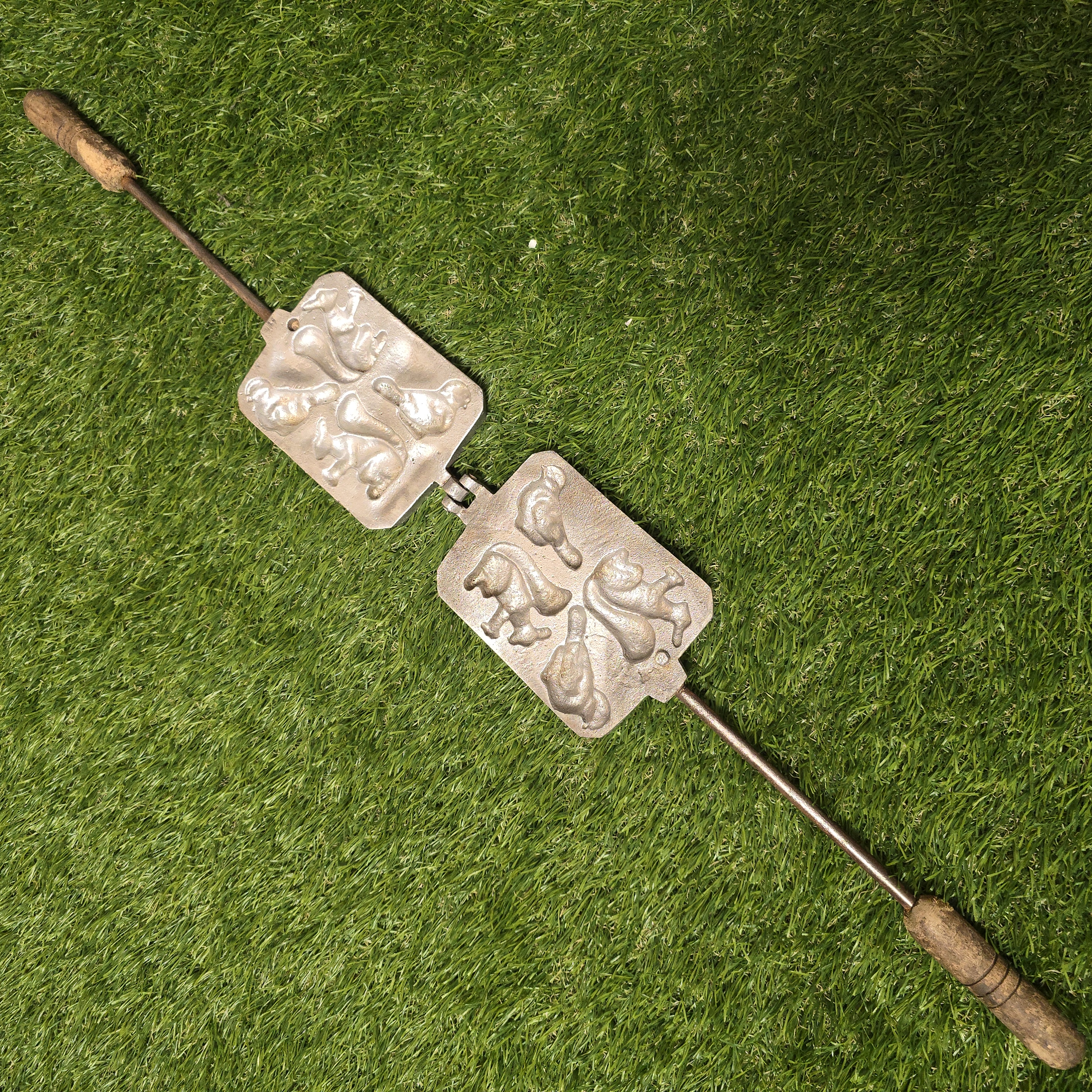 Senovinė asorti keptuvė (paukštelis, zuikutis, 2 voverės)