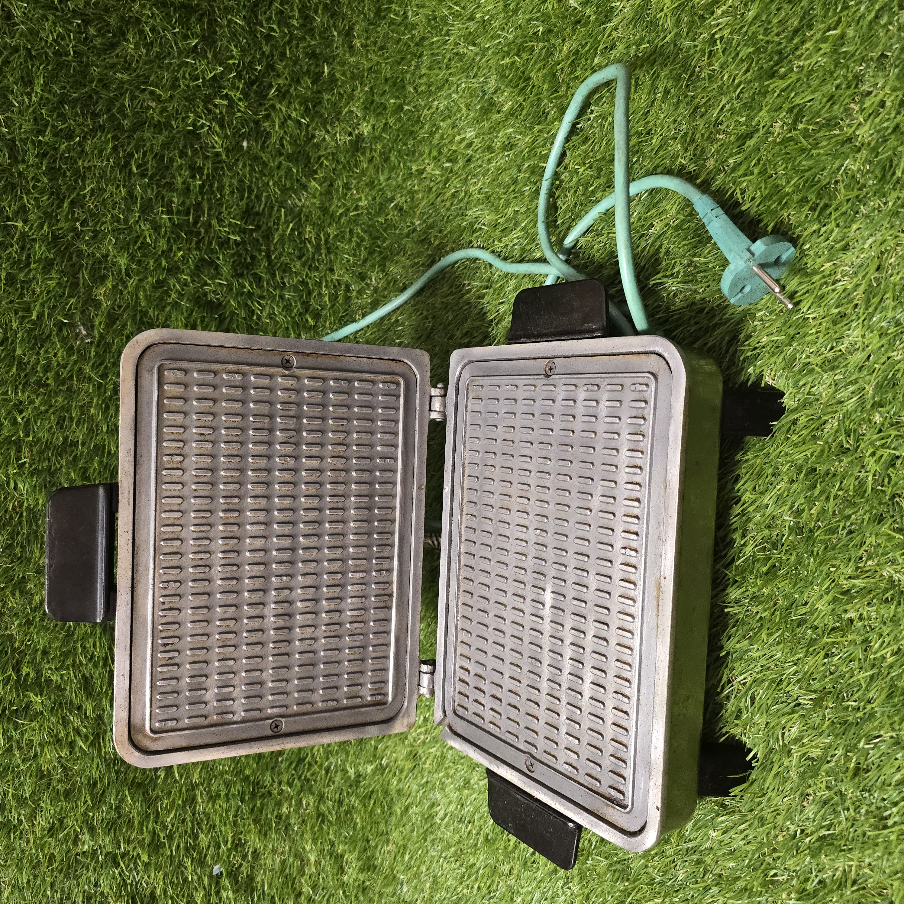 Senovinė elektrinė vaflinė su laidu